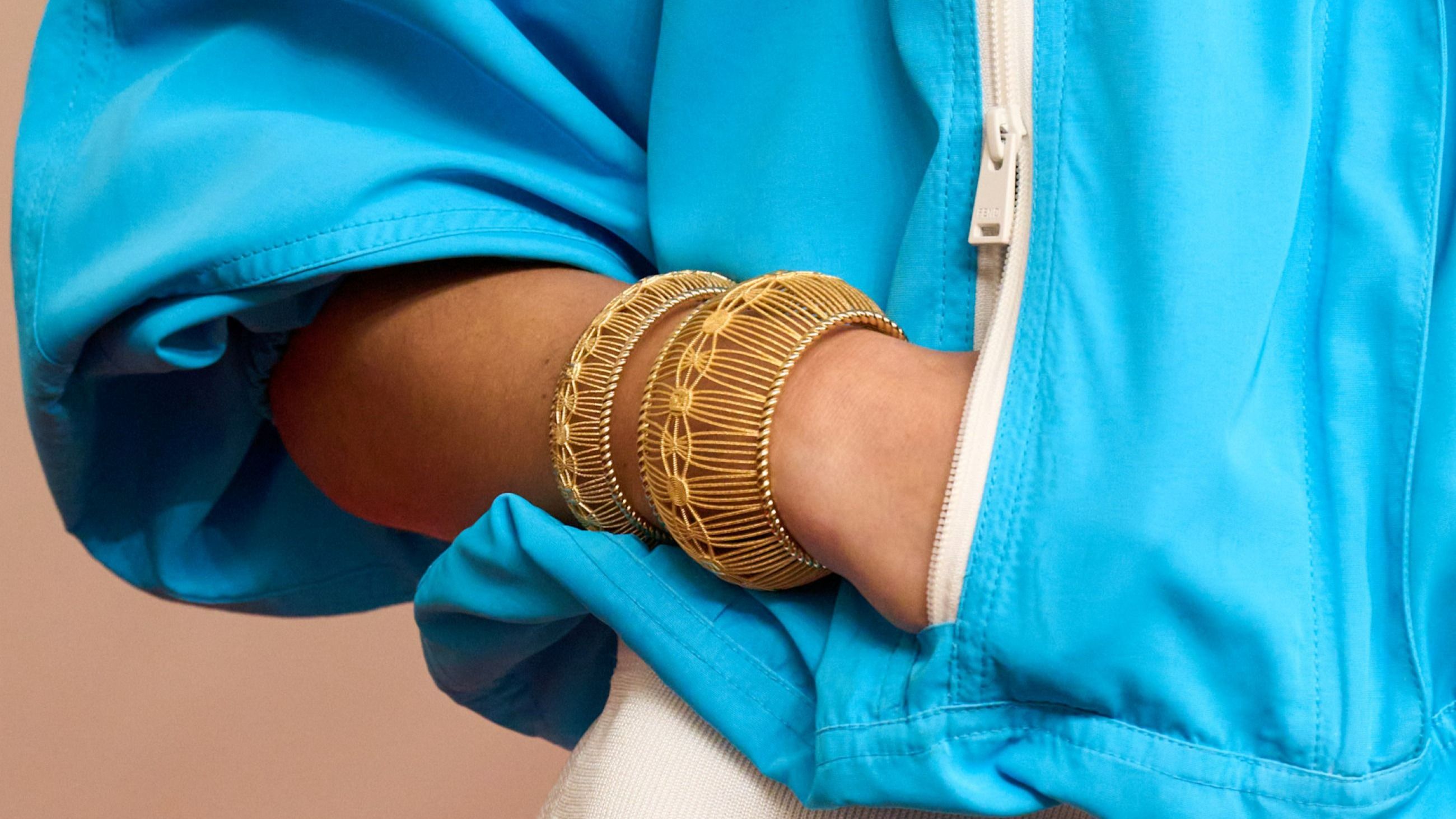 Leggeri e dorati “effetto filigrana”, i bracciali tondi visti in passerella da Fendi - Credits: Launchmetrics.com/Spotlight