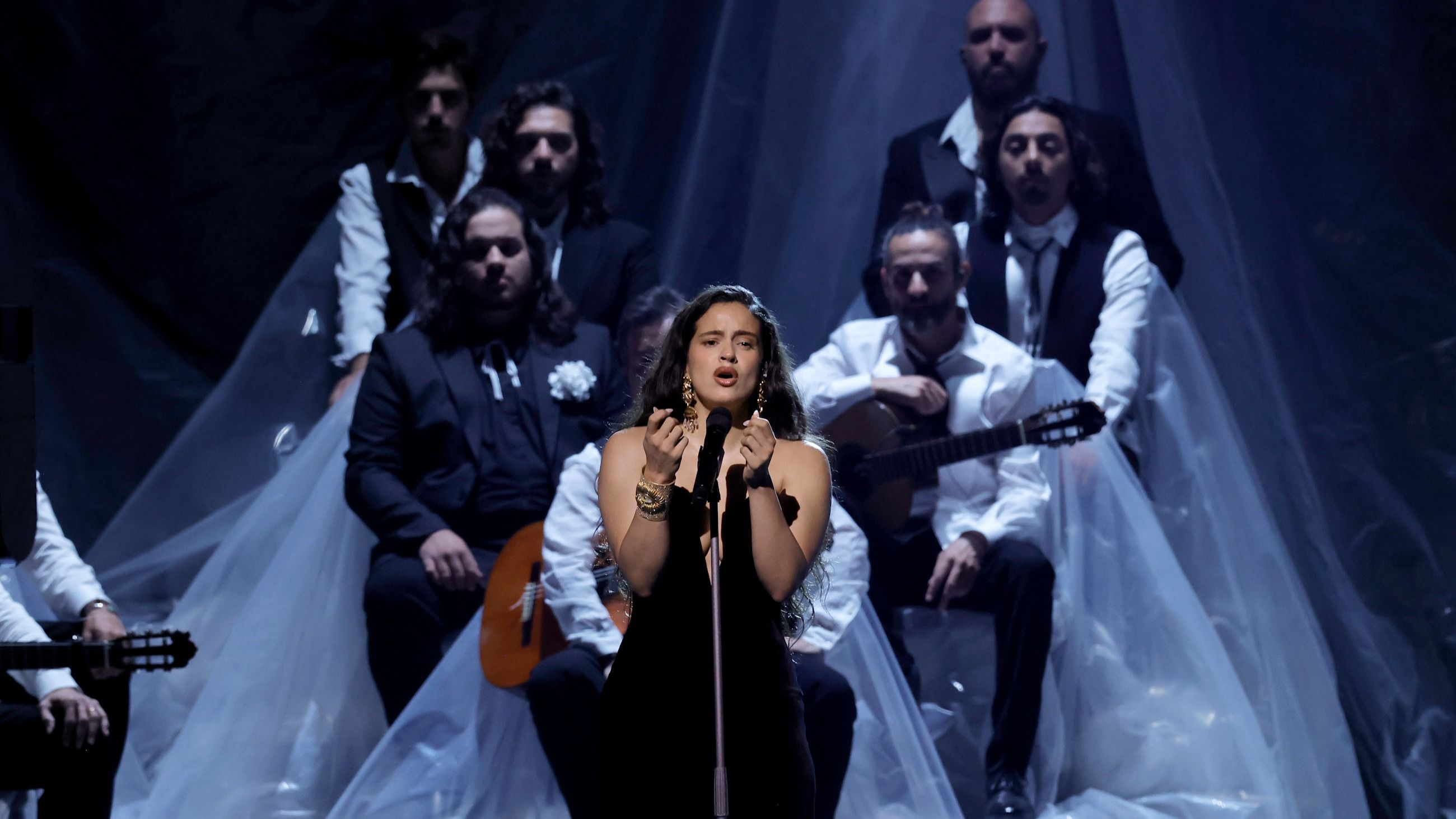 Rosalía si esibisce sul palco durante la 24a edizione dei Latin Grammy Awards il 16 novembre 2023 a Siviglia, Spagna- Credits: Getty Images