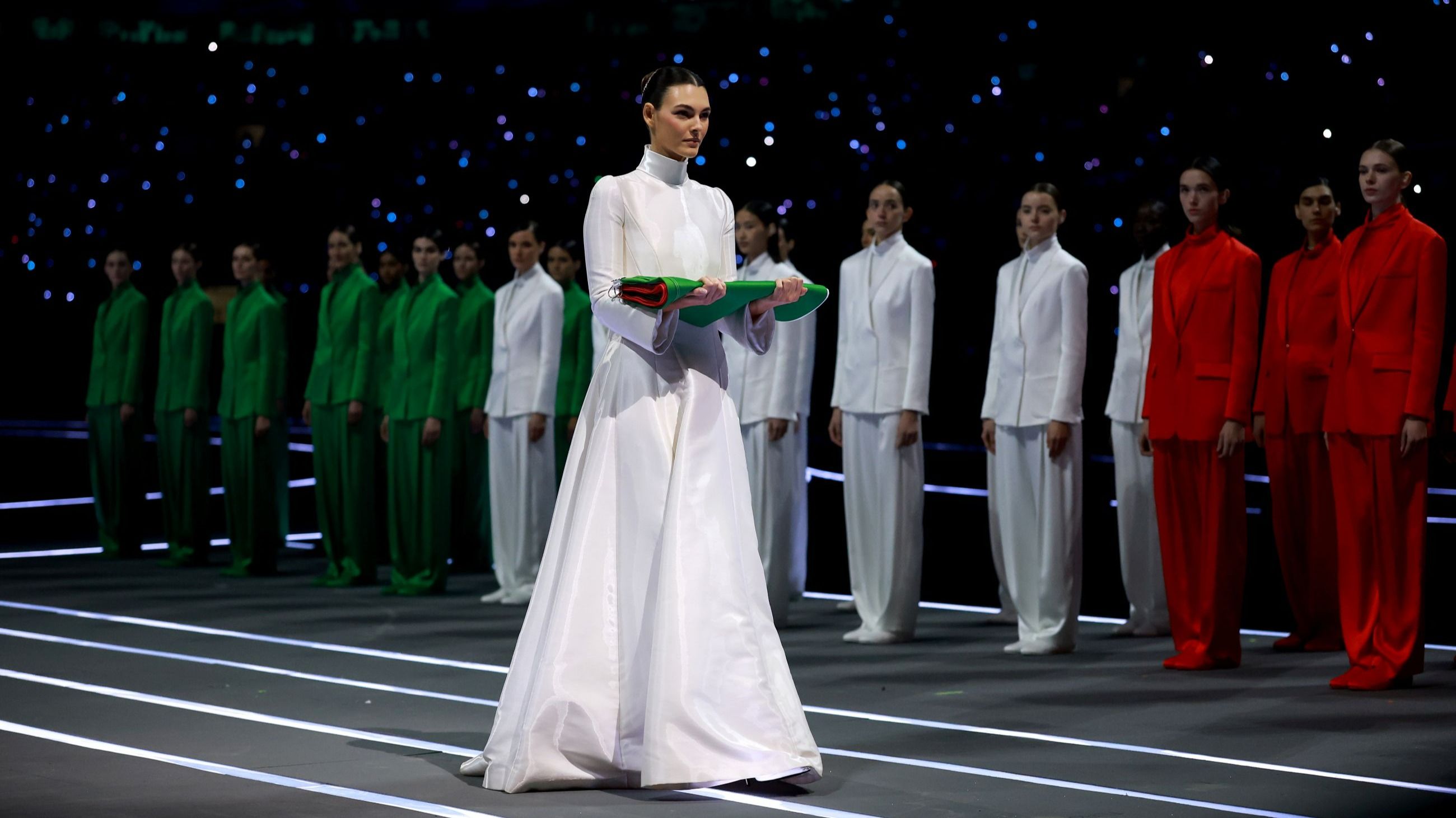Vittoria Ceretti, portabandiera durante la cerimonia di apertura di Milano Cortina 2026, Milano San Siro Olympic Stadium – Credits: Getty Images