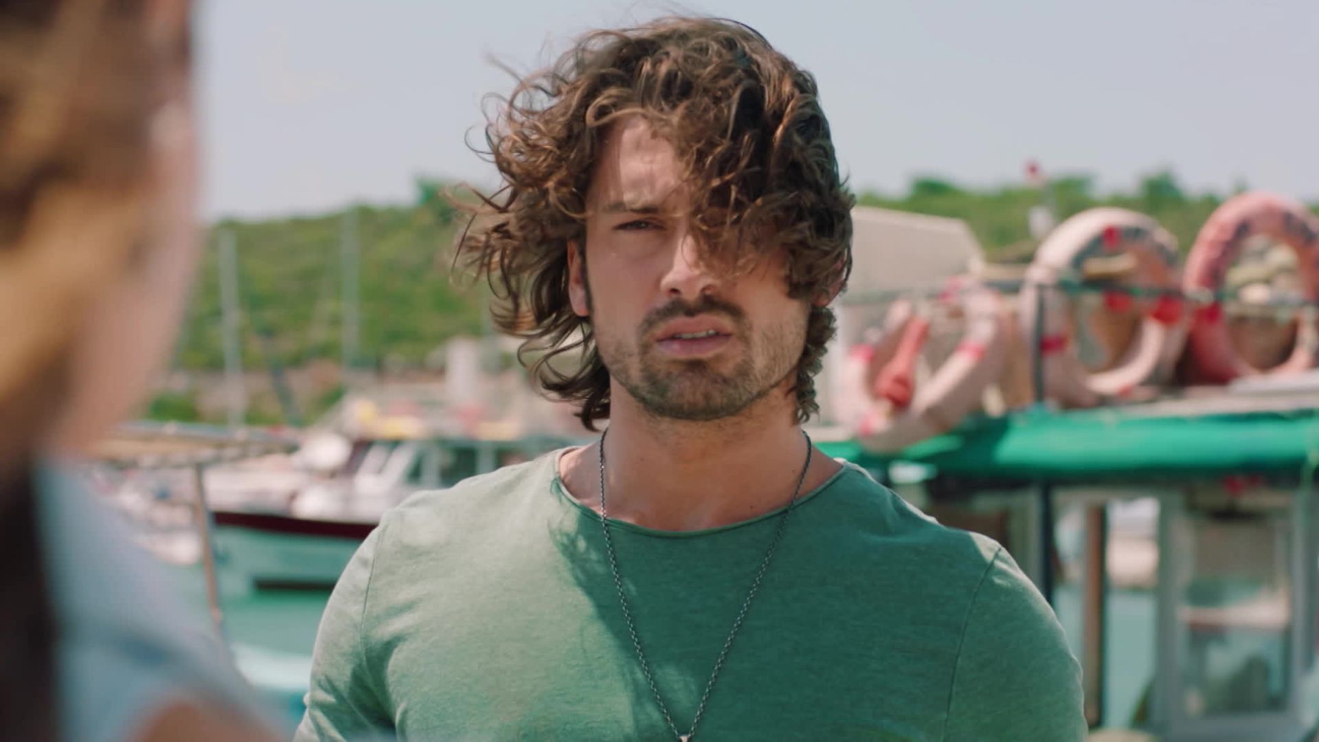 Alp Navruz (Poyraz) in una scena di Be My Sunshine.