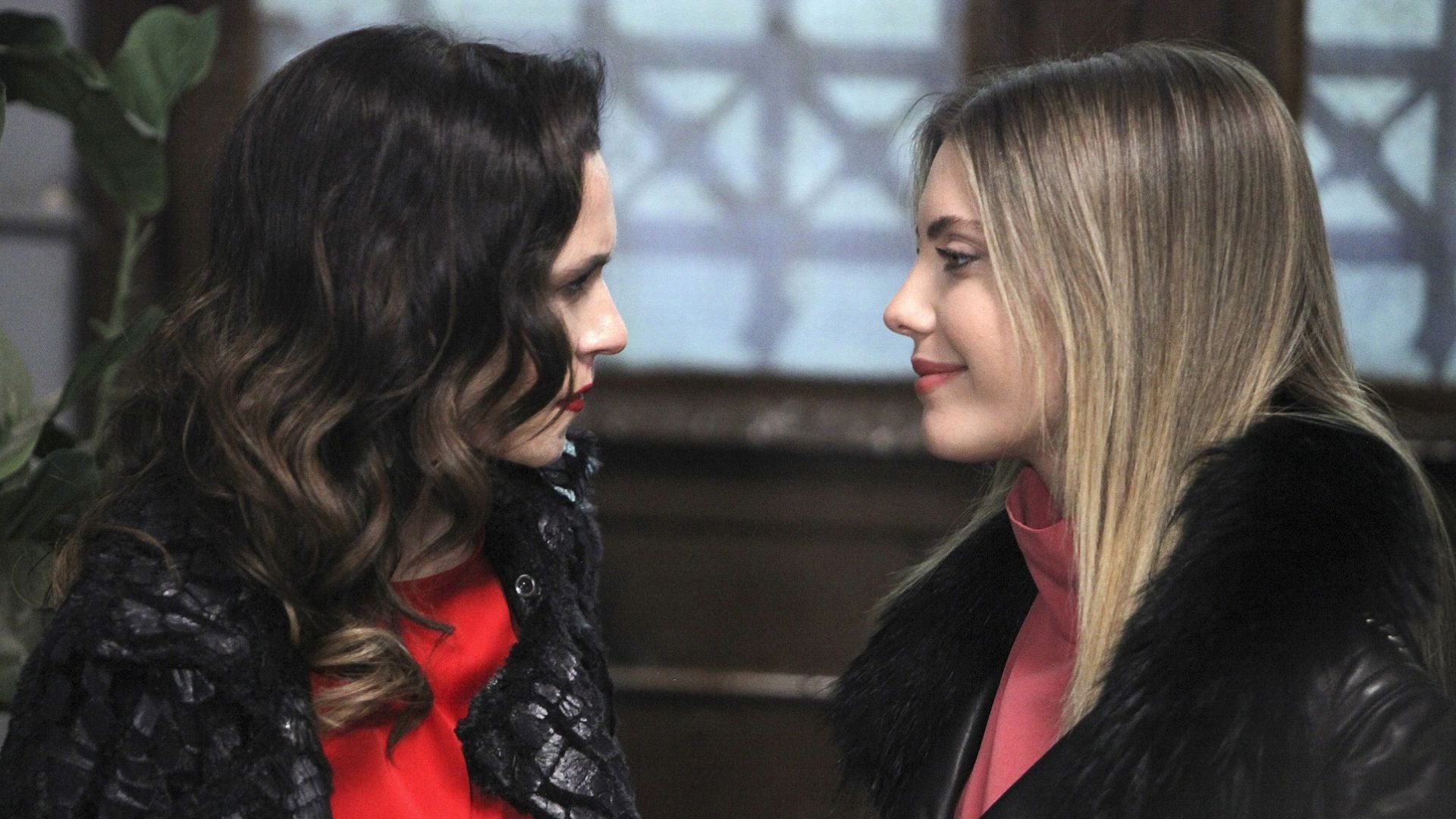 Sevval Sam (Ender Tasdemir) e Eda Ece (Yildiz Argun) in una scena di Forbidden Fruit 2