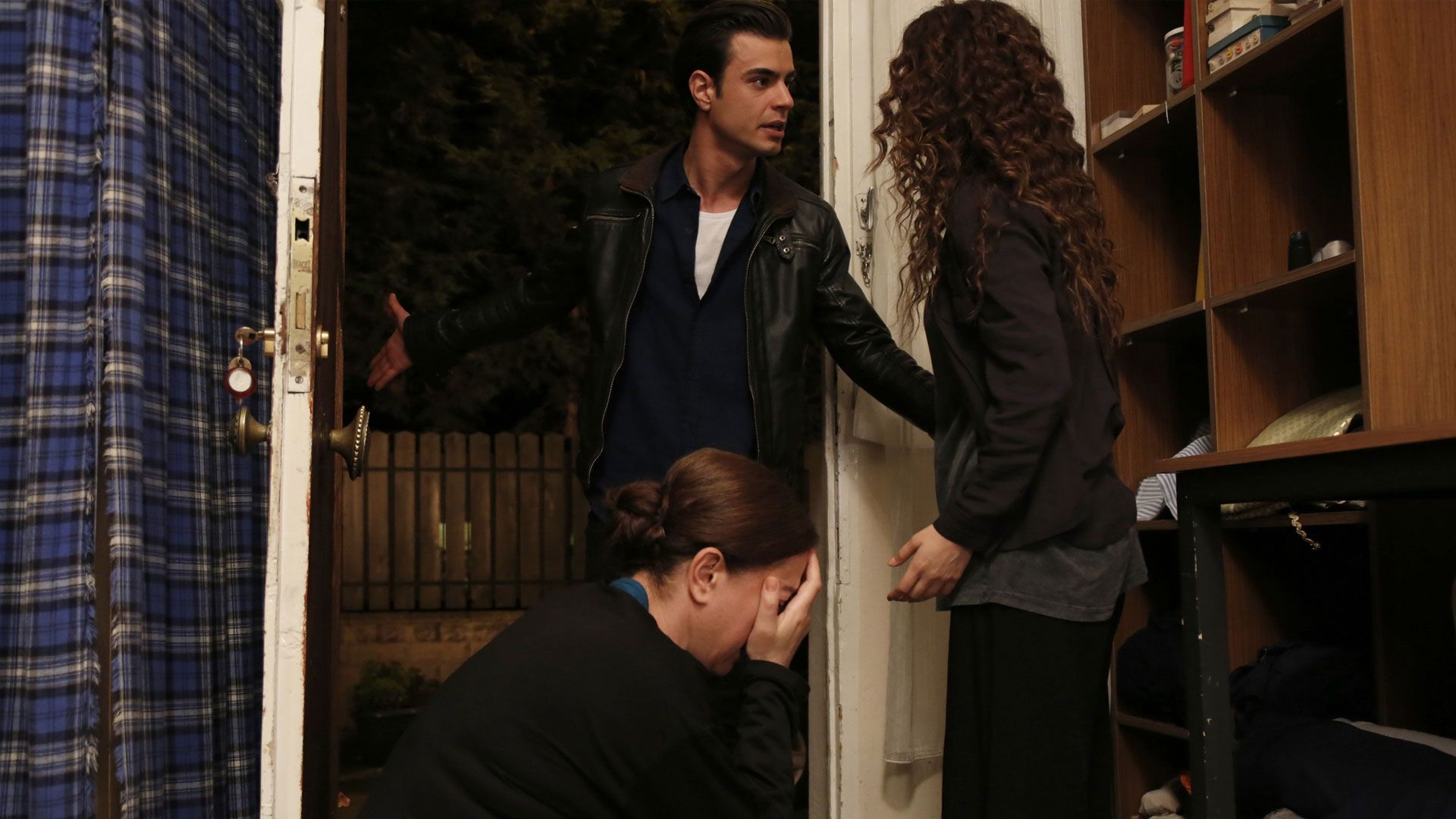 Semi Sırtıkkızıl (Levent) e Bennu Yıldırımlar (Hatice Sarıkadı) in una scena di La forza di una donna