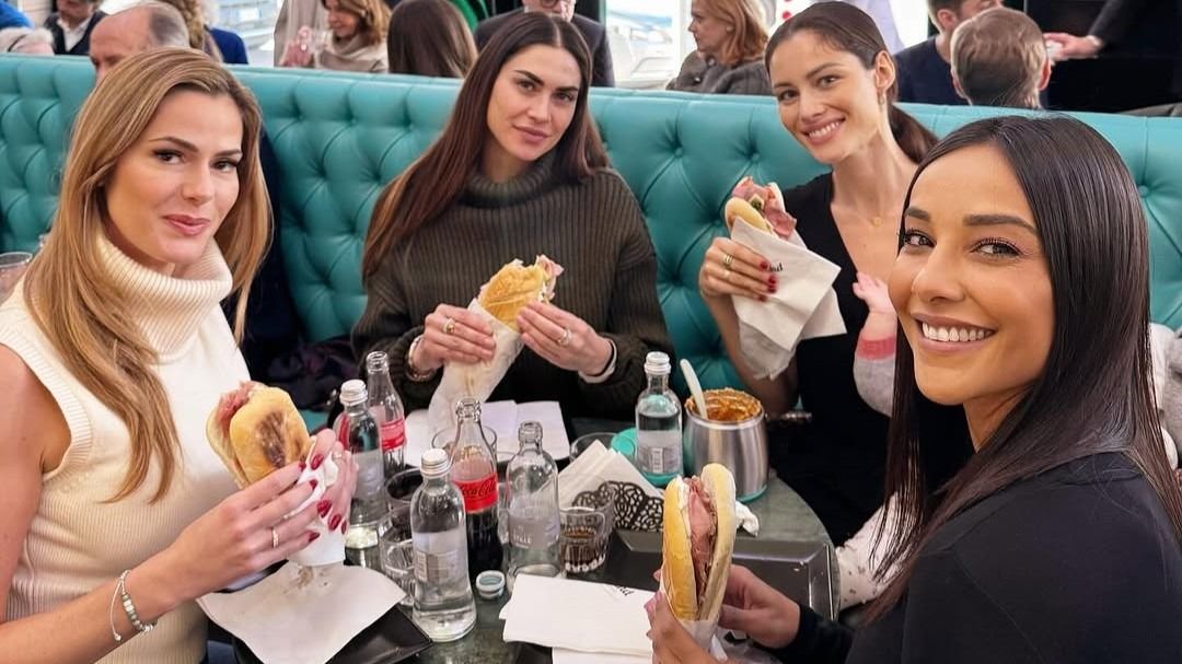Melissa Satta festeggia il compleanno con Thais Wiggers, Juliana Moreira e Marica Pellegrinelli