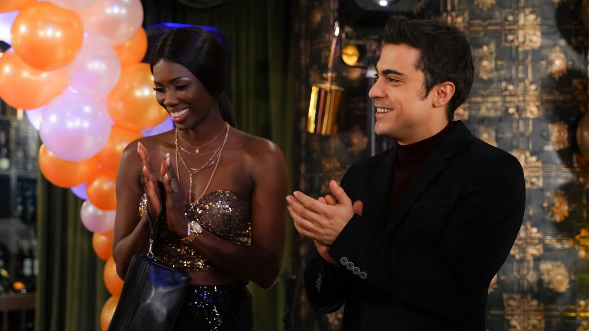 Oumau Barre (Vivianna) e Dogac Yildiz (Yigit Ekinci) in una scena di Forbidden Fruit 3.