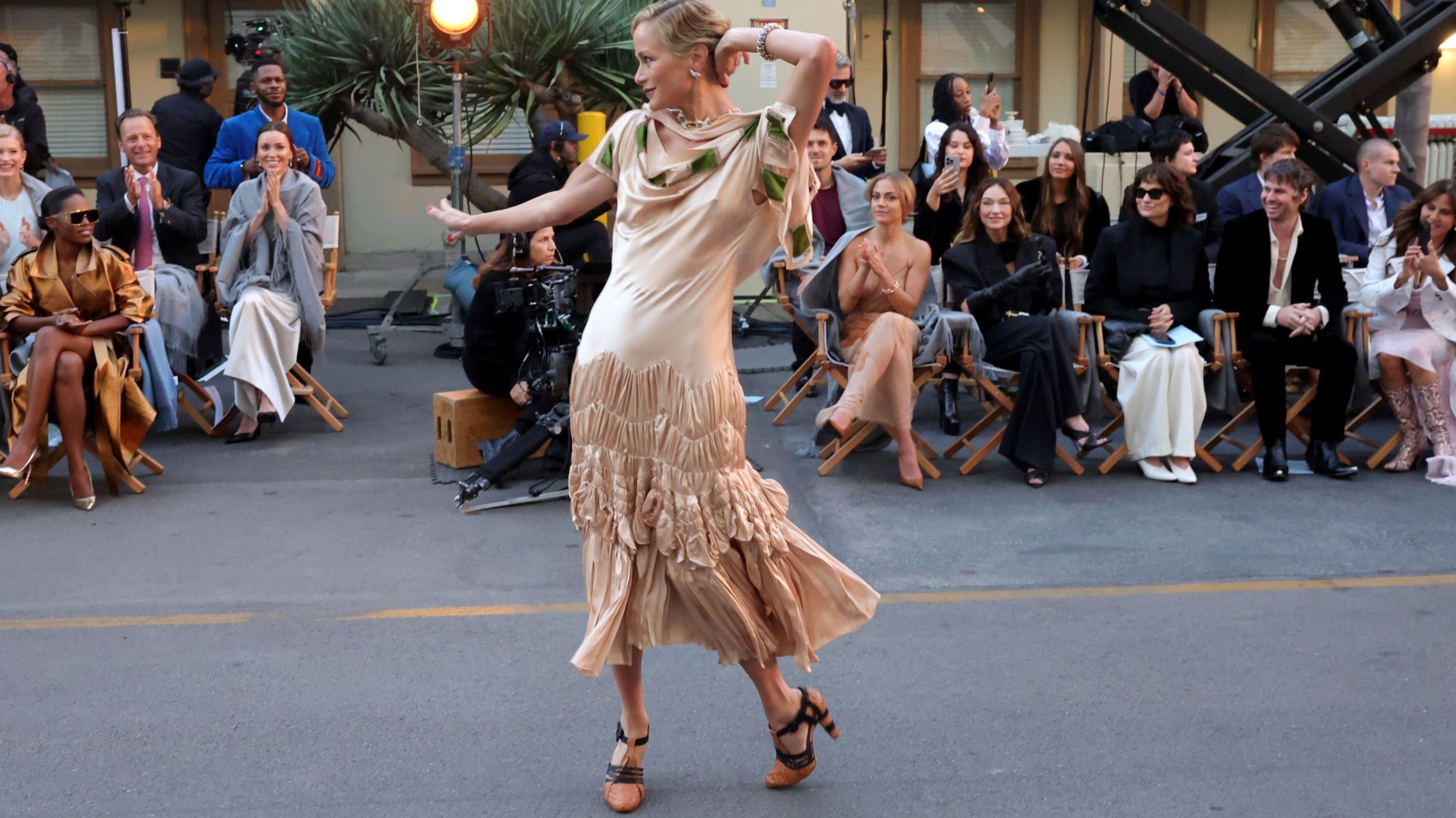 Carolyn Murphy sfila sulla passerella durante Vogue World: Hollywood 2025 ai Paramount Studios il 26 ottobre 2025 a Los Angeles, California- Credits: Getty Images
