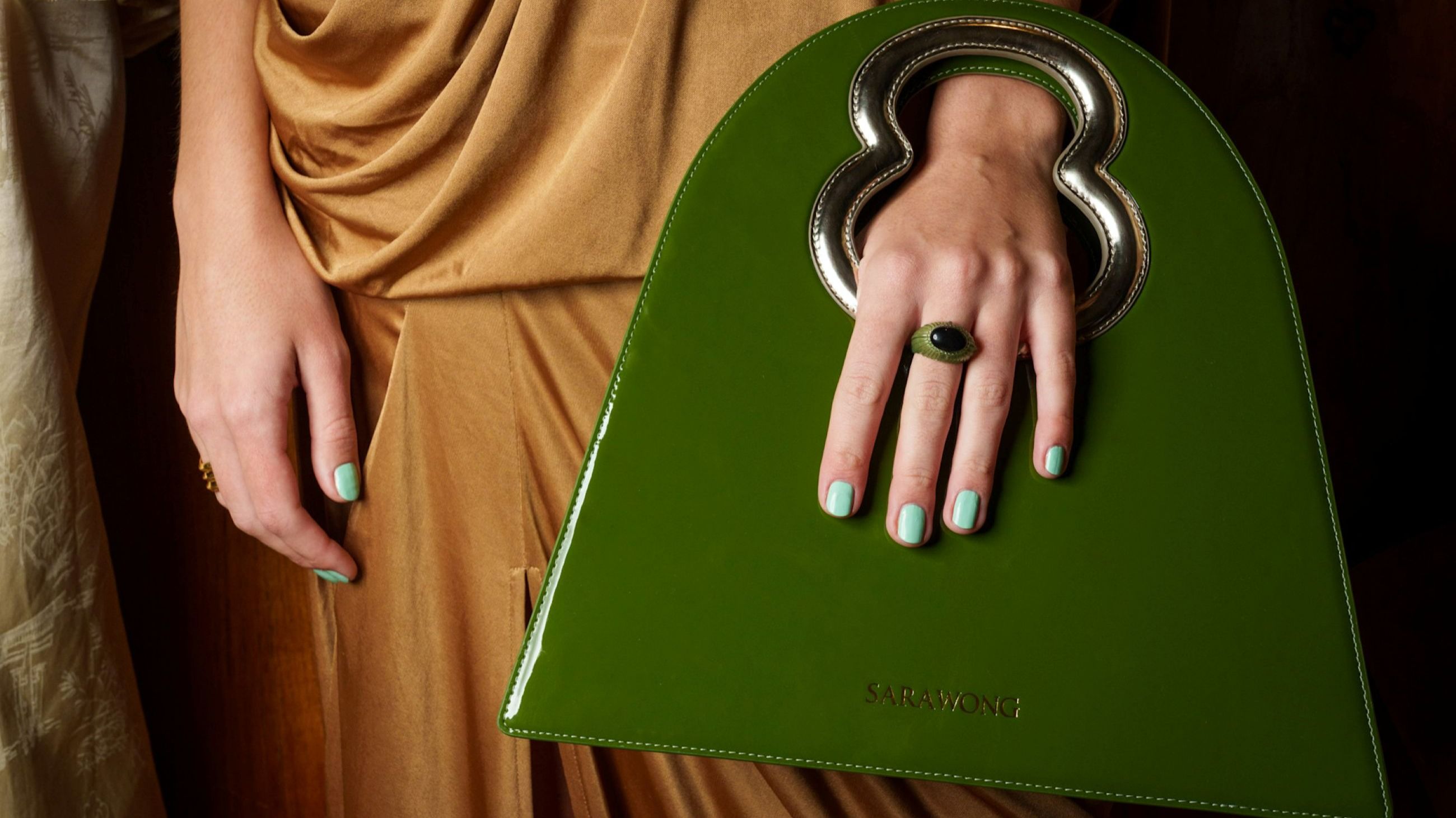 Un modello di Hobo bag firmato Sarawong, perfetto per chi ama i colori decisi; sfilata FW2526 – Credits: Launchmetrics.com/Spotlight