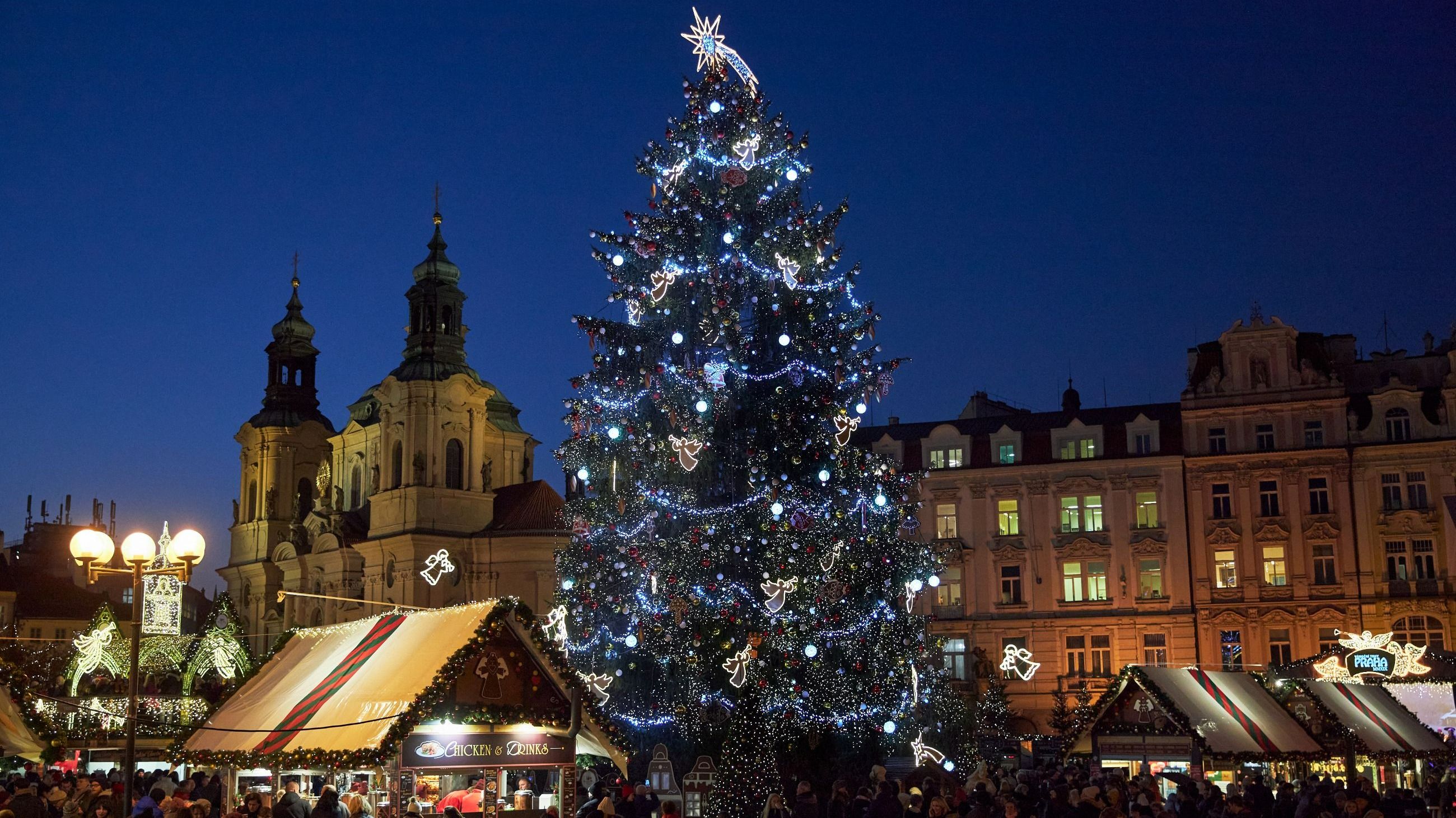 Piazza della Città Vecchia illuminata con un albero di Natale, Praga - Credits Getty Images