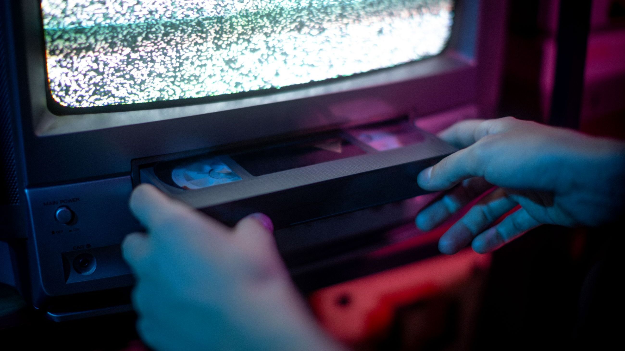 Inserire la VHS nel registratore, un gesto che, ormai, è un dolce ricordo che stimola gli animi più nostalgici