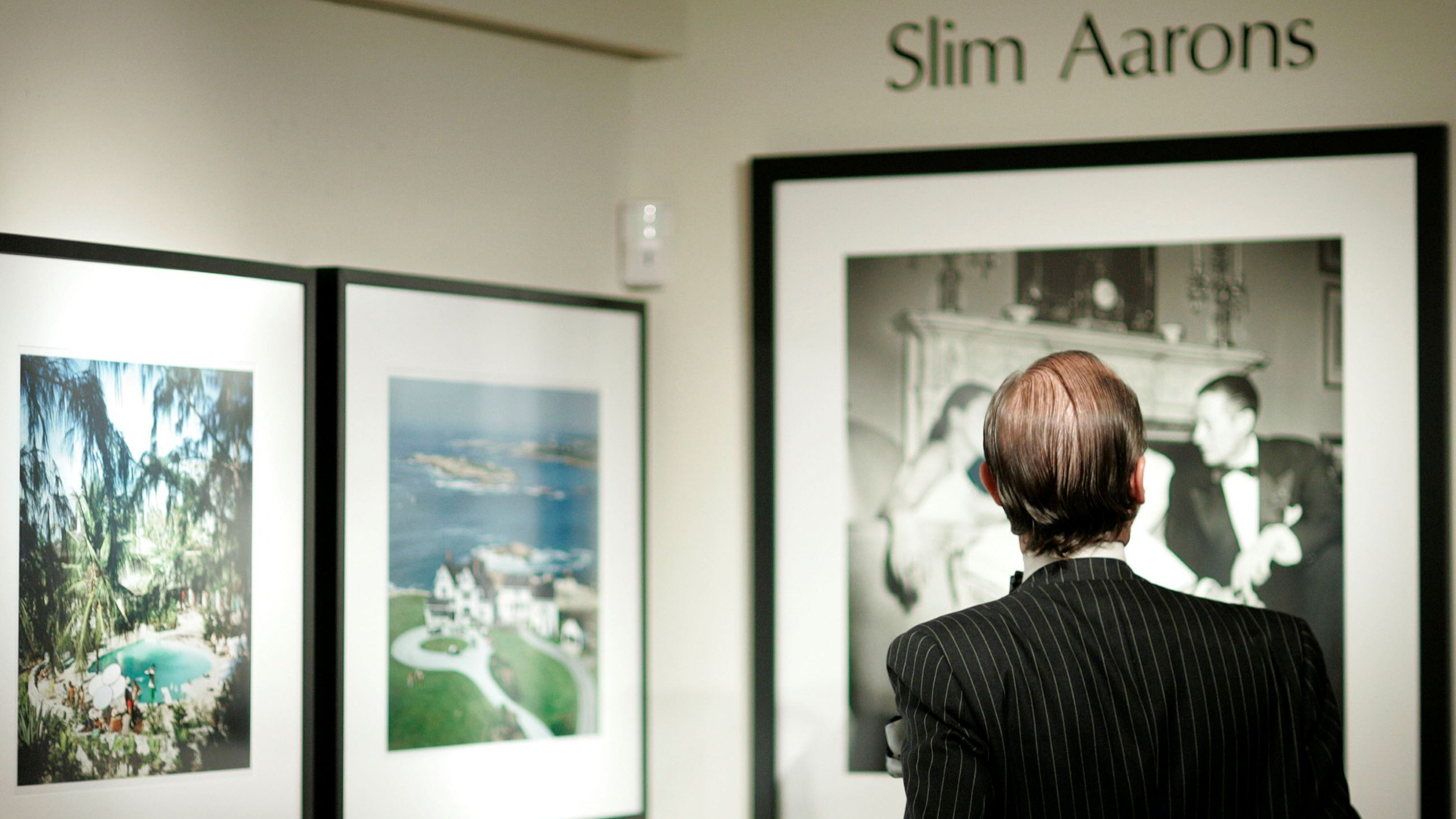 Atmosfera con fotografie di Slim Aarons durante l'evento "Photographer's Gallery Presents Slim Aarons", curato da Kate Spade, presso il Fred Segal Café di West Hollywood, California, Stati Uniti - Credits: Getty Images