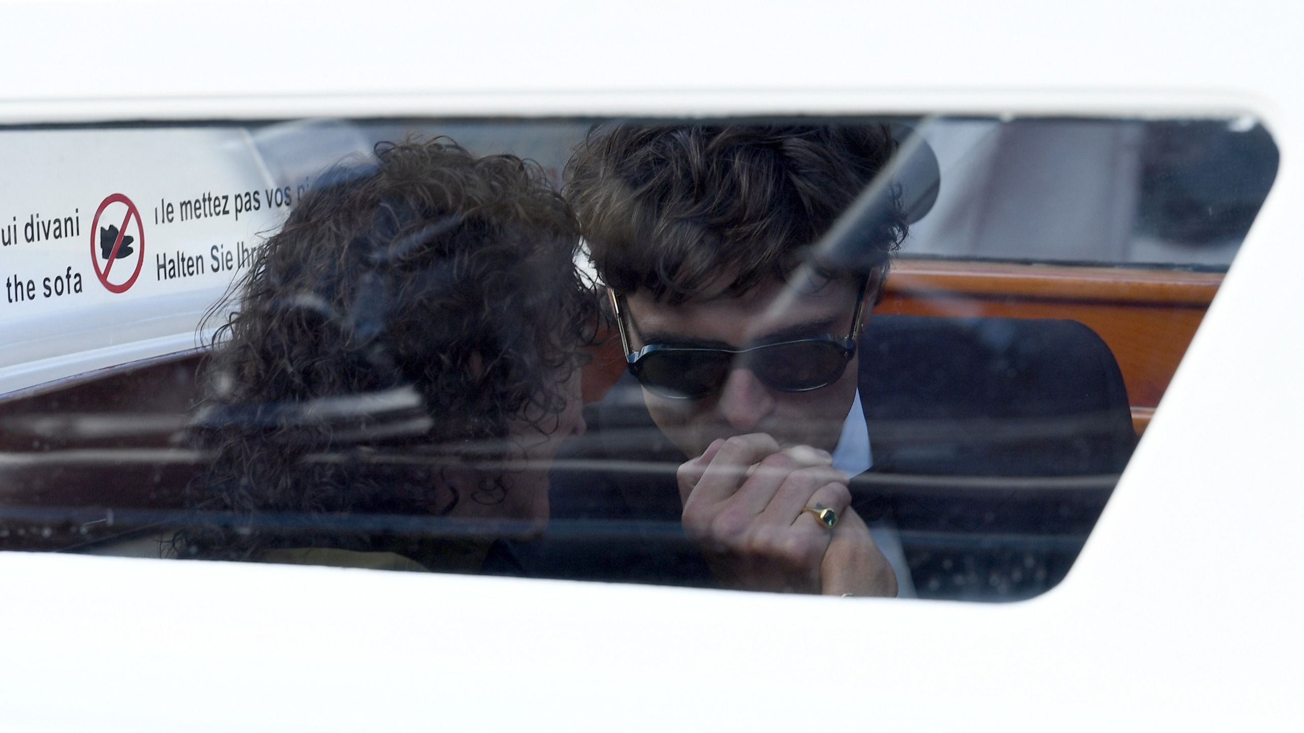 82° Mostra del Cinema di Venezia: Jacob Elordi fotografato sul taxi acqueo insieme alla madre, Melissa Elordi, mentre le dà un bacio sulla mano,30 agosto 2025 - Credits: Getty
