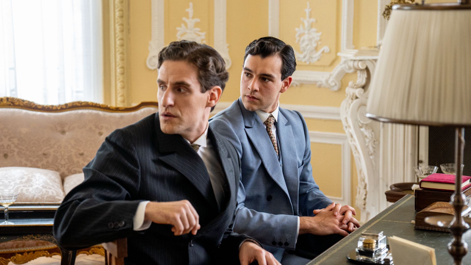 Enrique Fortun (Lopez Ruiz) e Xavi Lock (Curro De La Mata) in una scena de La Promessa