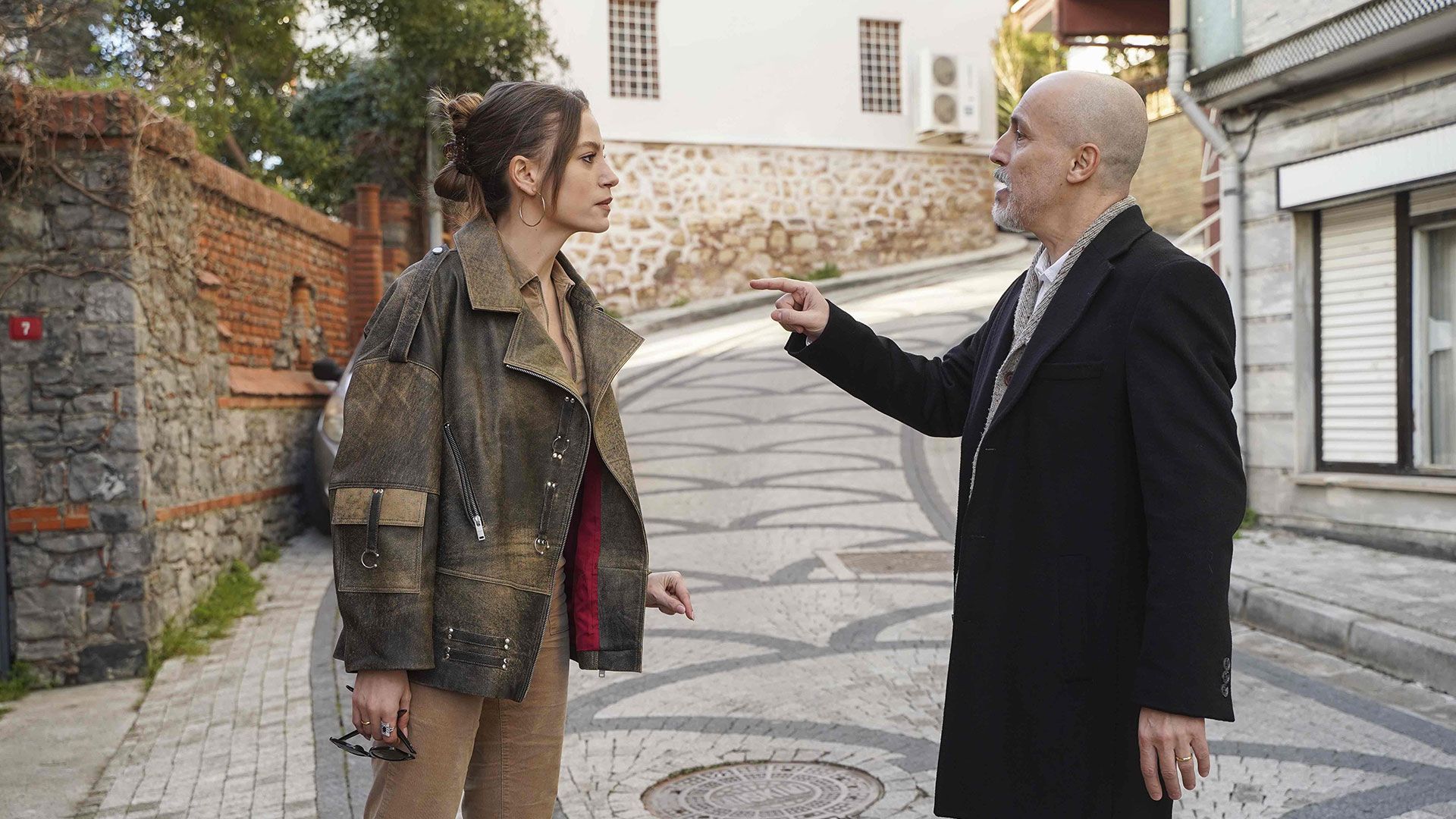 Ergun e Devin in una scena di The Family 2