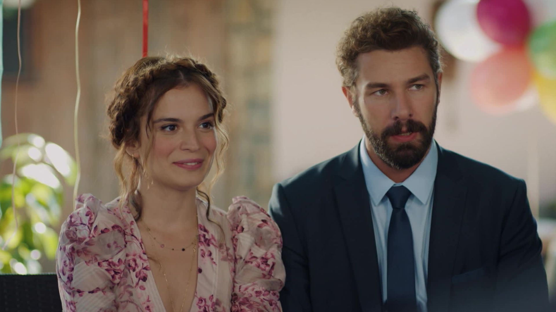 Furkan Palalı (Nejat) e Asli Bekiroglu (Suna) in una scena di My Sweet Lie