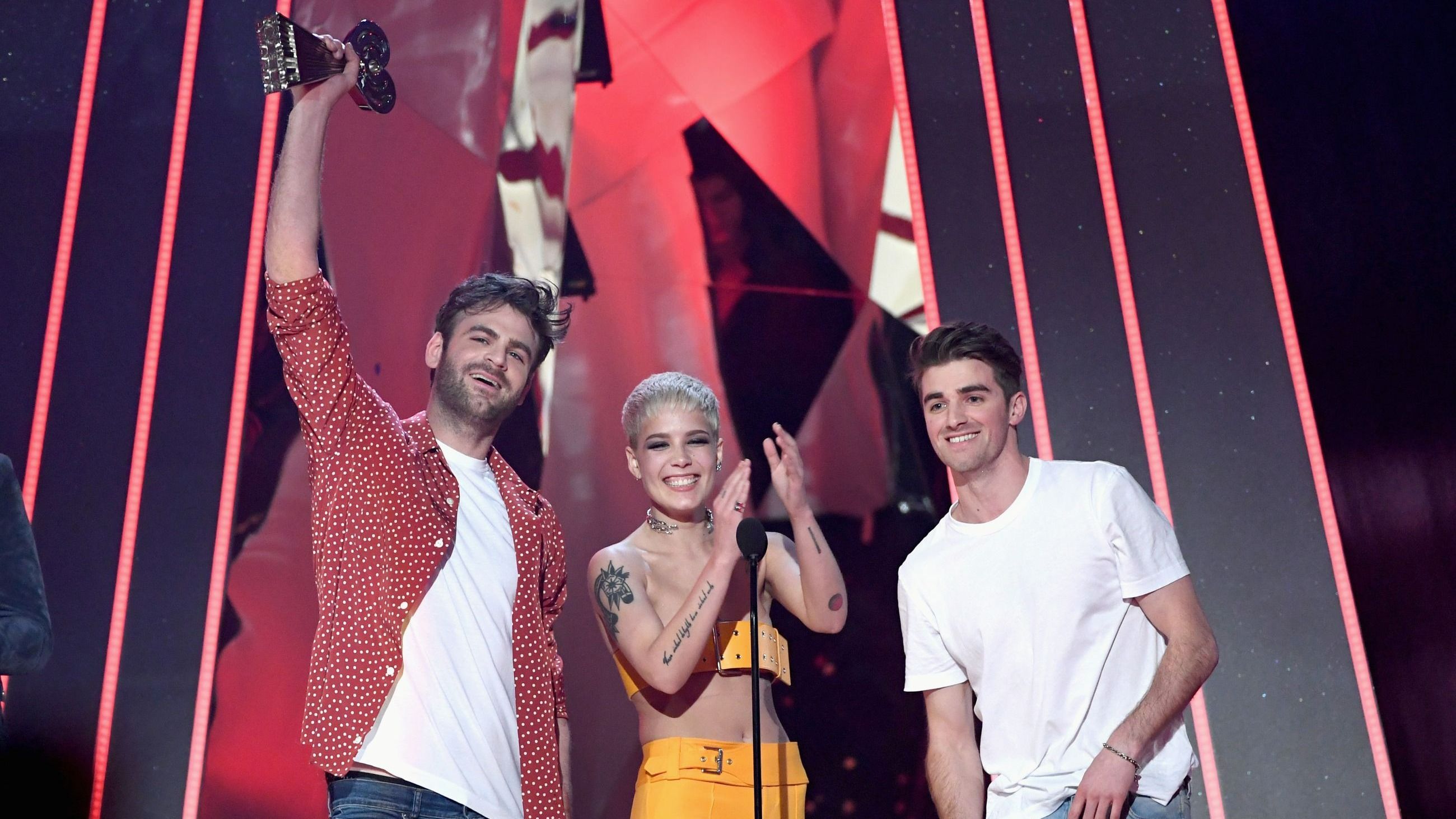 The Chainsmokers insieme alla cantante Halsey ritirano il premio come “Canzone dance dell'anno” per “Closer” sul palco degli iHeartRadio Music Awards 2017 - Credits Getty Images