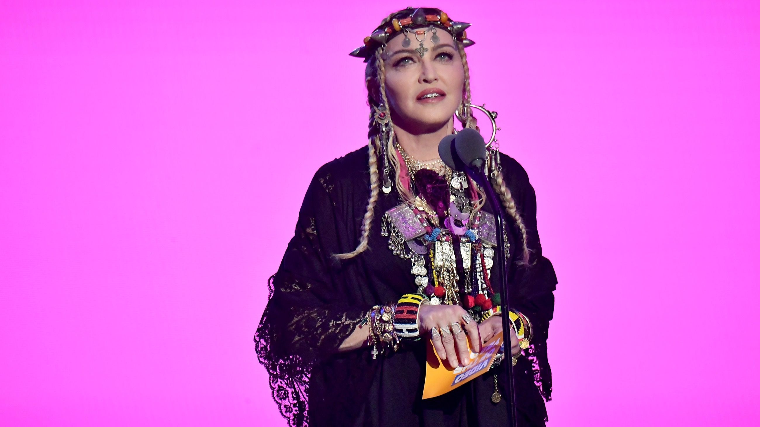 Madonna parla sul palco durante gli MTV Video Music Awards 2018 al Radio City Music Hall, il 20 agosto 2018 a New York - Credits: Getty Images 