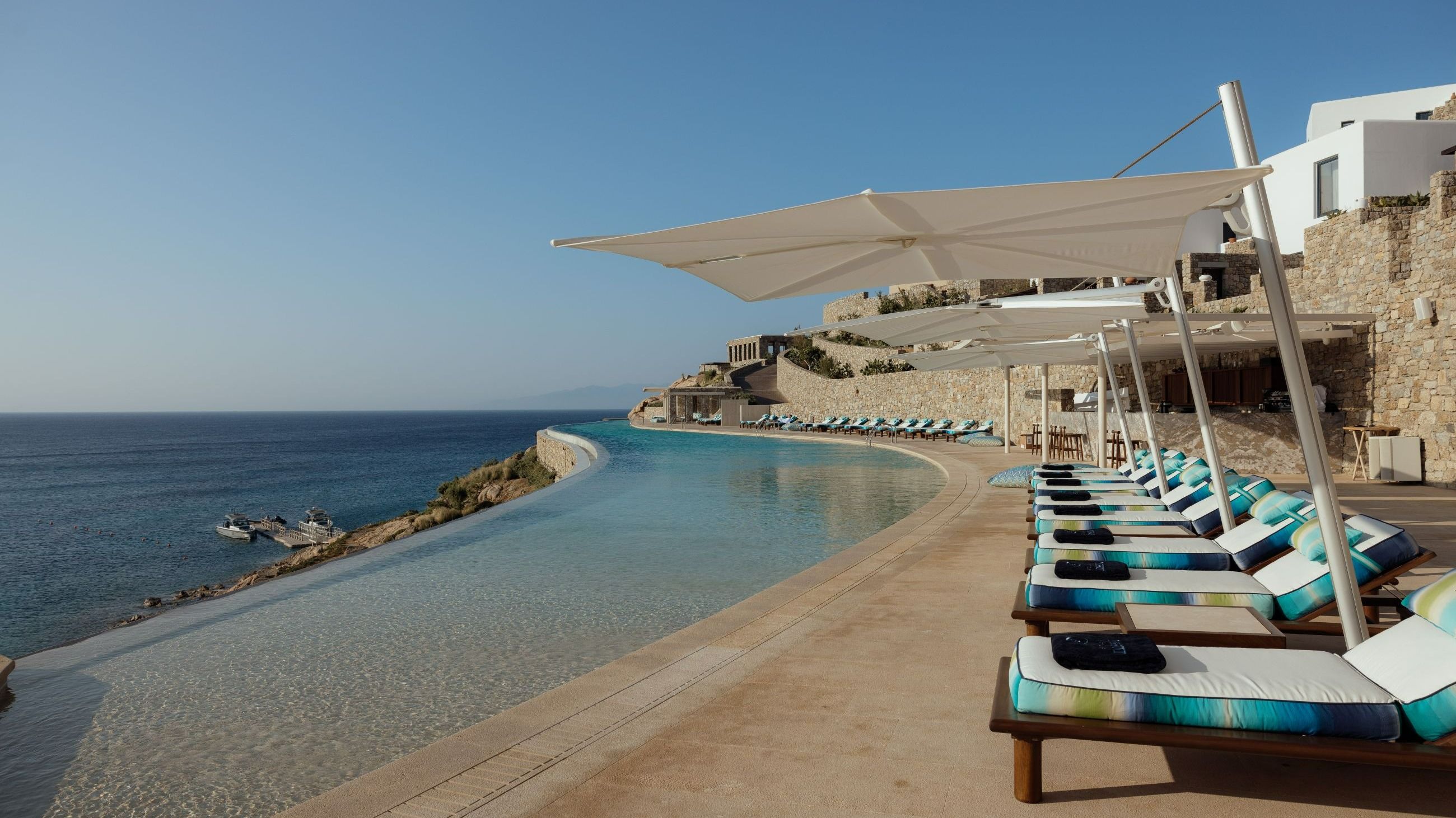 L’isola di Mykonos è il luogo estivo di Missoni che per i progetti Missoni Resort Club dell’estate 2026 ha scelto il celebre boutique hotel Cali Mykonos con la sua iconica piscina a sfioro - Courtesy Press Office 