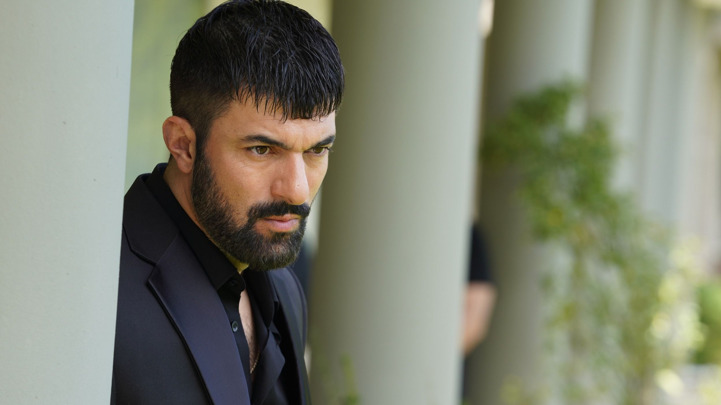 Tahir (Engin Akyurek) in una scena di Io sono Farah