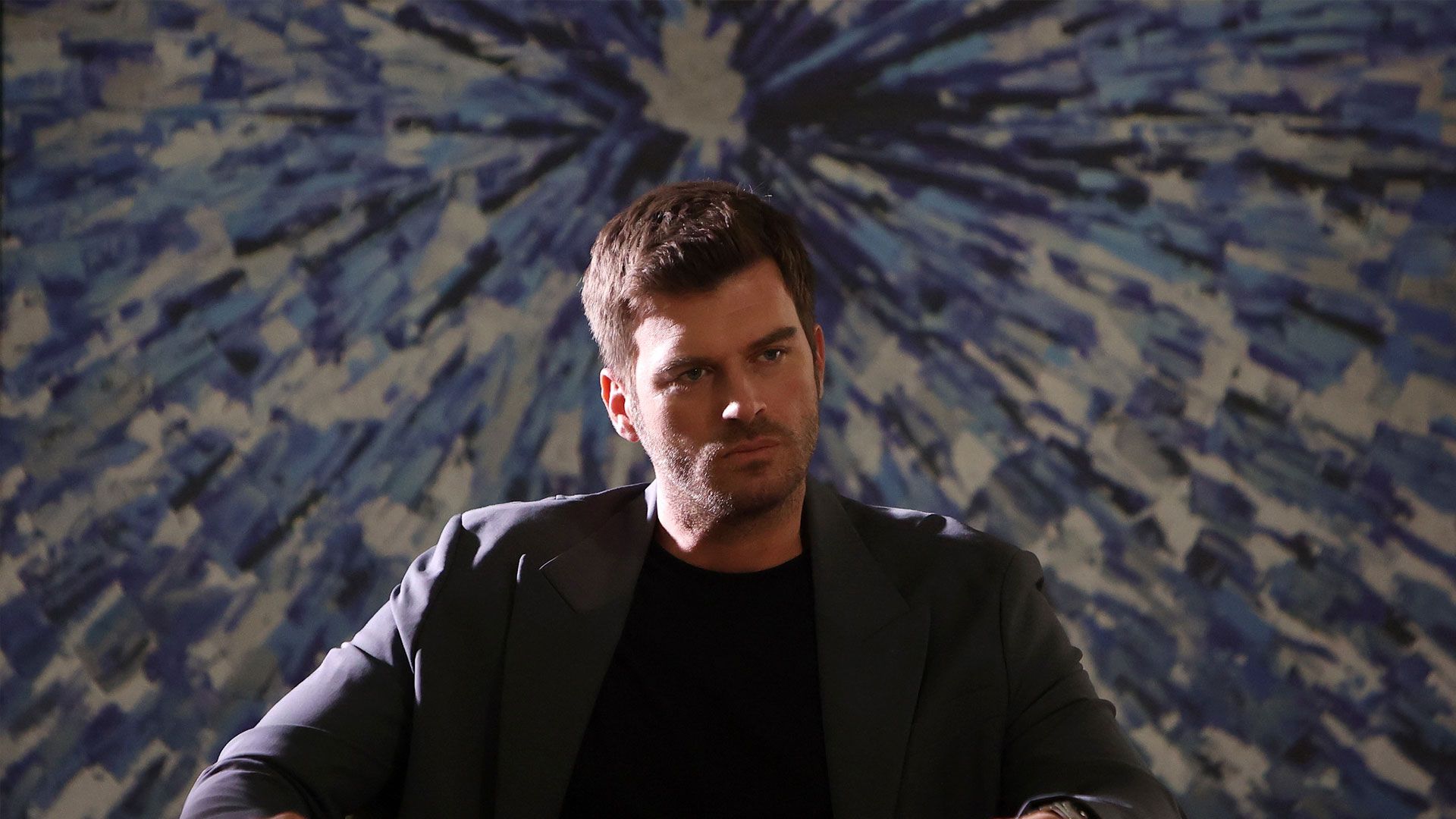 Kıvanç Tatlıtuğ (Aslan) in una scena di The Family 2