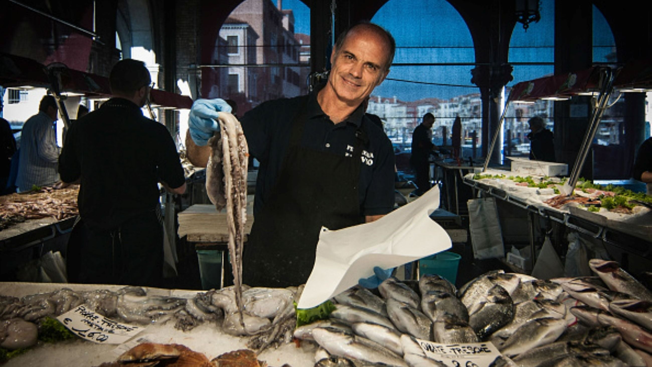 Sorrisi, tradizione e profumo di mare tra i banchi storici del mercato di Rialto 
Credits: Getty Images