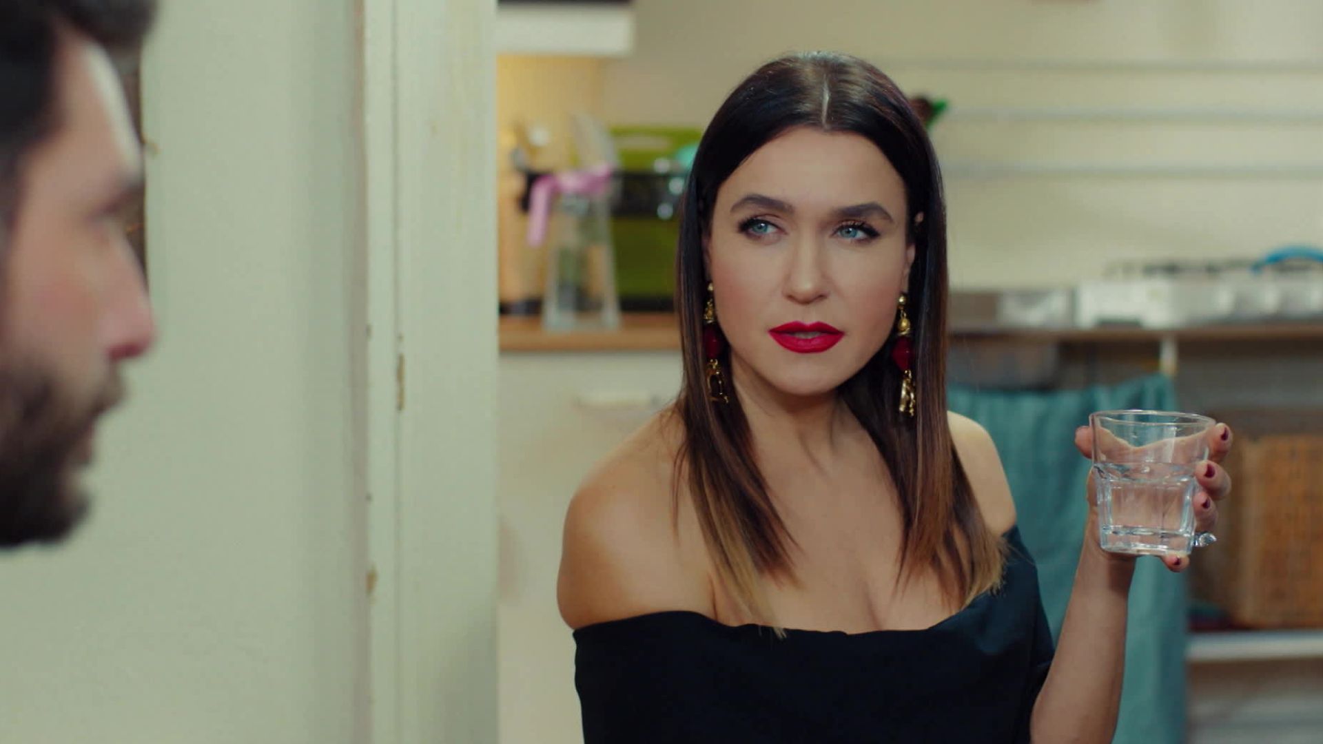 Sevval Sam (Ender) in una scena di Forbidden Fruit