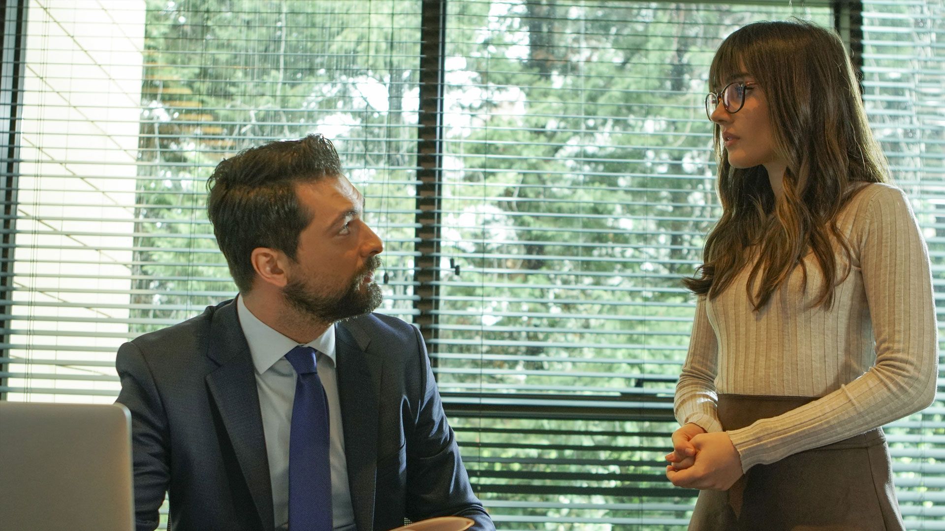 Onur Tuna (Alihan Taşdemir) e Sevda Erginci (Zeynep Yılmaz) in una scena di Forbidden Fruit