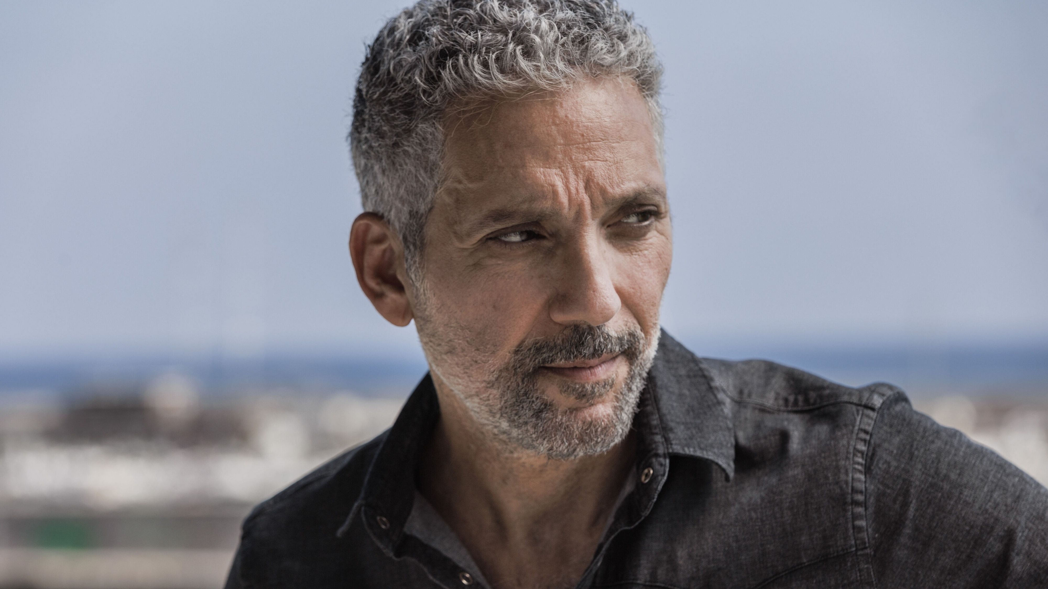 Giuseppe Fiorello in una scena nella serie I Fratelli Corsaro