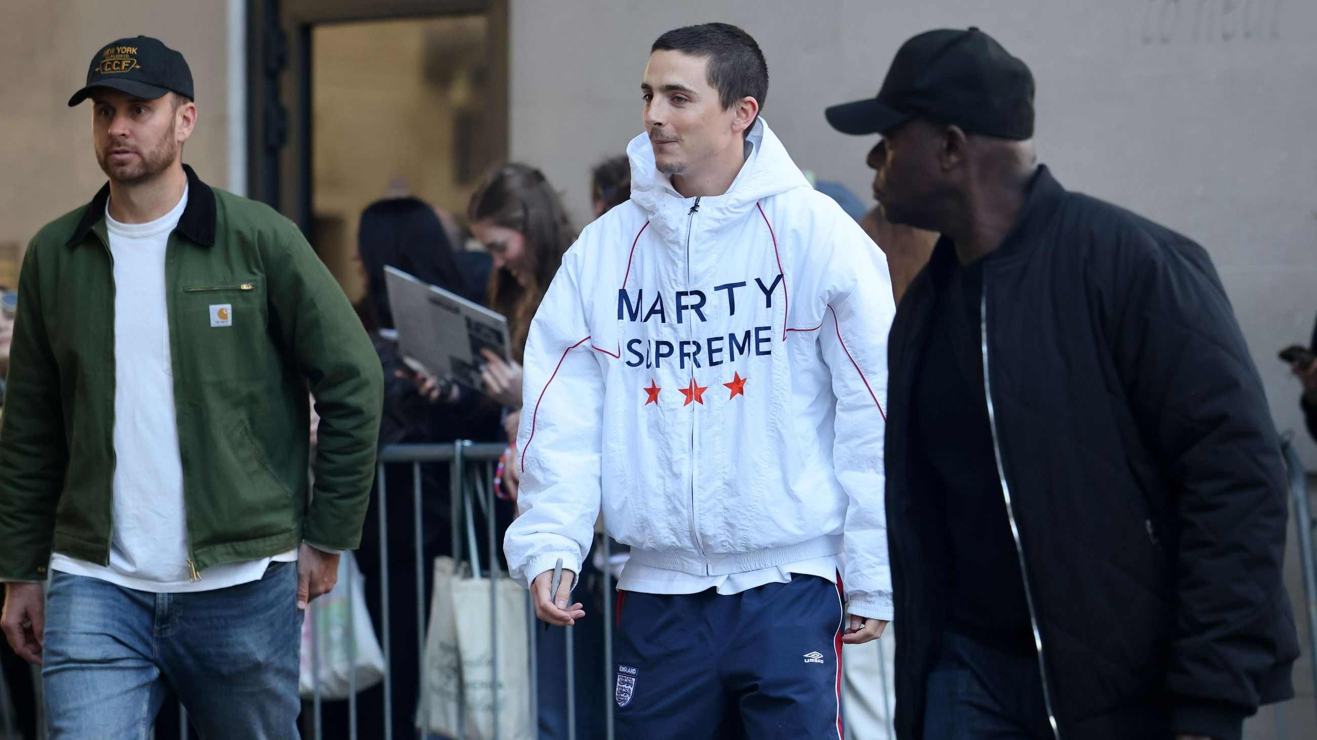 Timothée Chalamet mentre lascia gli studi della BBC Radio durante la promozione del nuovo film “Marty Supreme” - Credits Getty Images