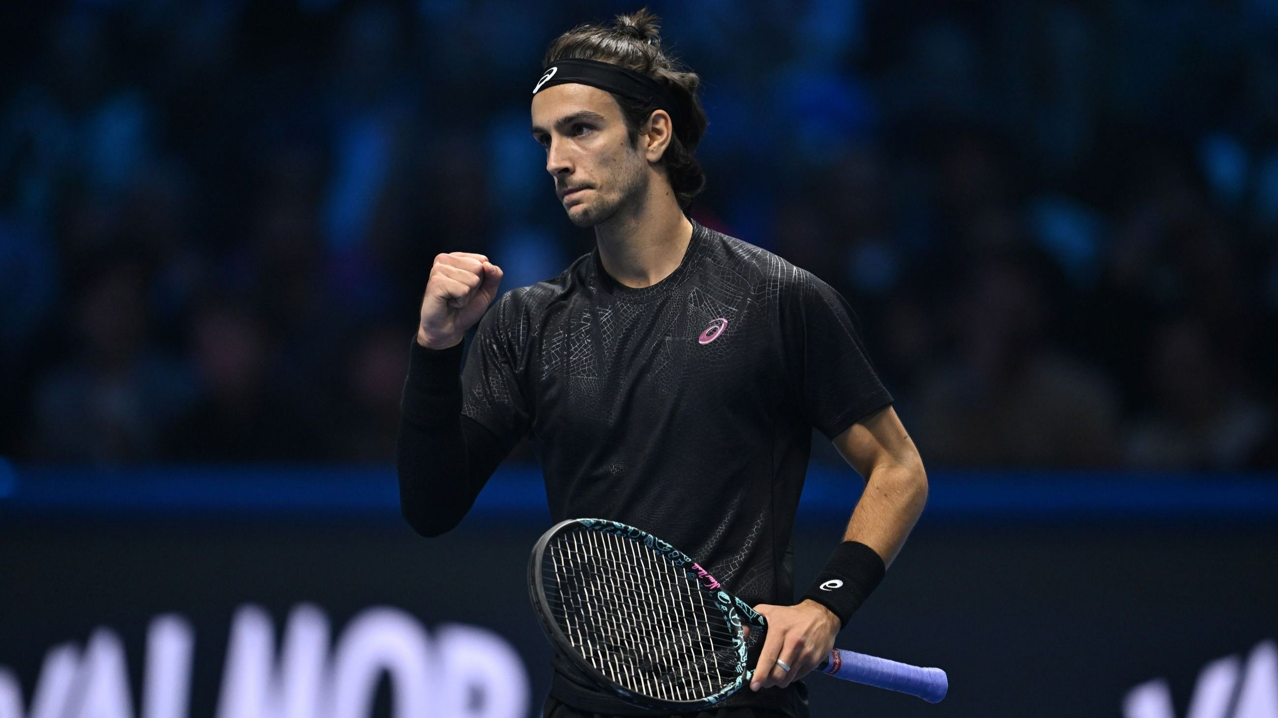 Lorenzo Musetti dell'Italia festeggia un punto contro Alex de Minaur dell'Australia durante la partita della fase a gironi del singolare maschile nella terza giornata delle Nitto ATP Finals 2025 - Credits Getty Images