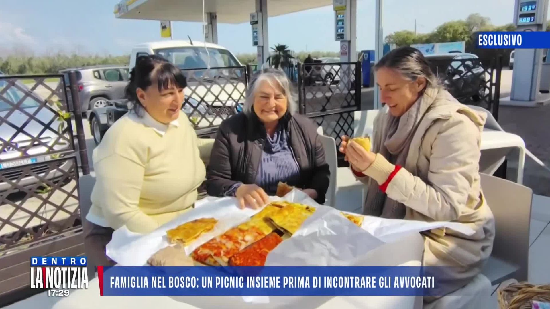 Famiglia nel bosco, Catherine Birmingham con la mamma e la sorella