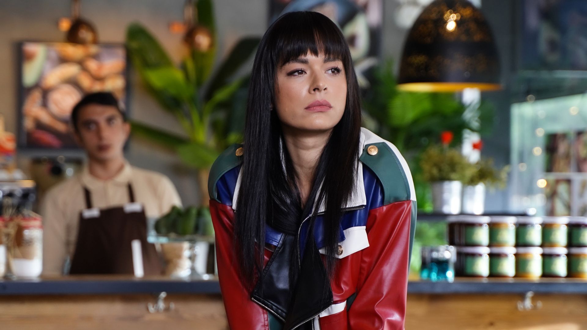 Safak Pekdemir (Zehra) in una scena di Forbidden Fruit 4