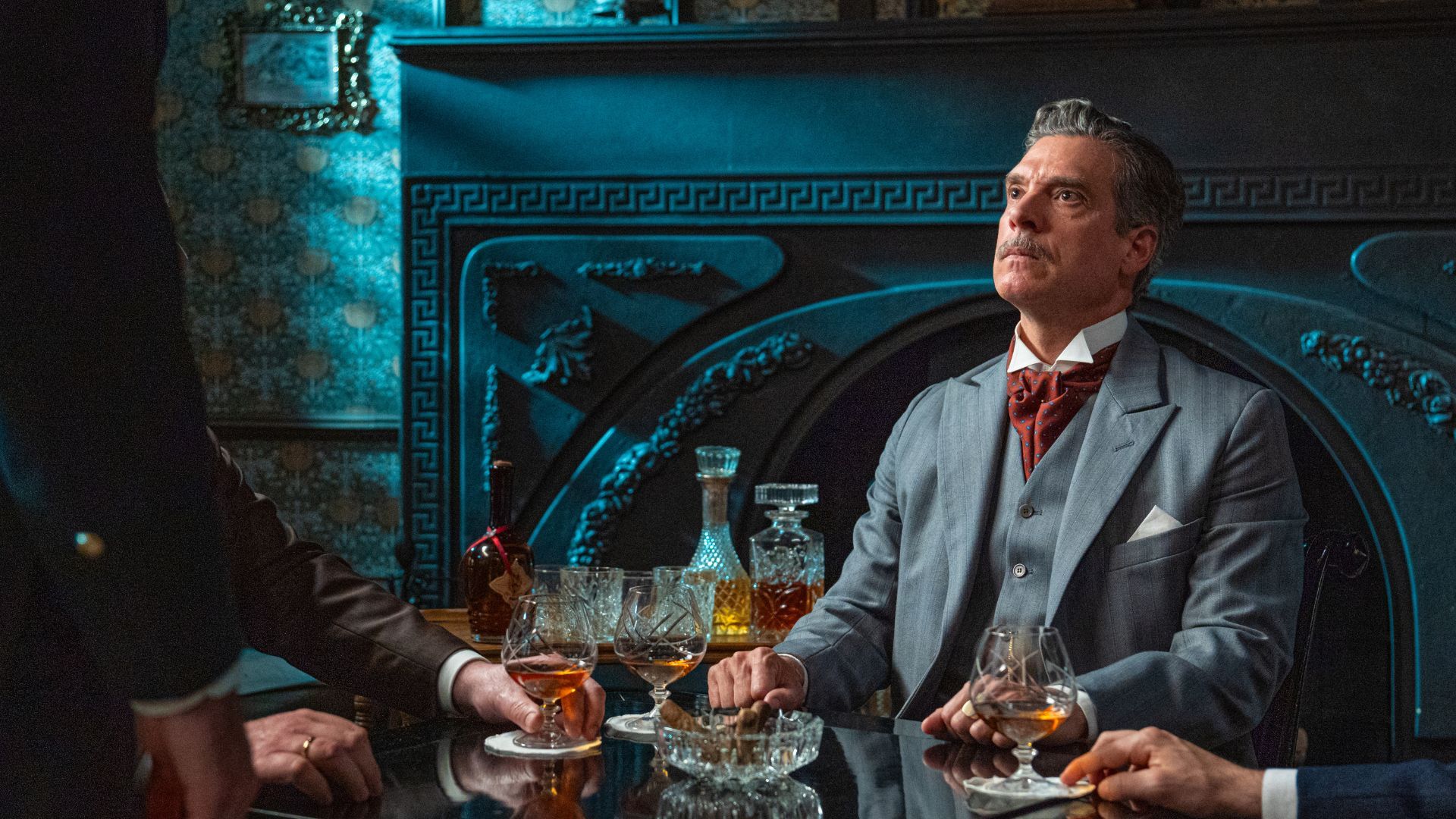 Javier Mora (Lisandro) in una scena de La Promessa.