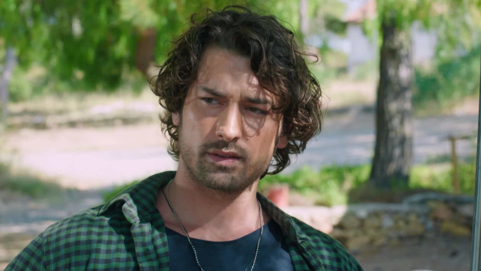 Alp Navruz (Poyraz) in una scena di Be My Sunshine