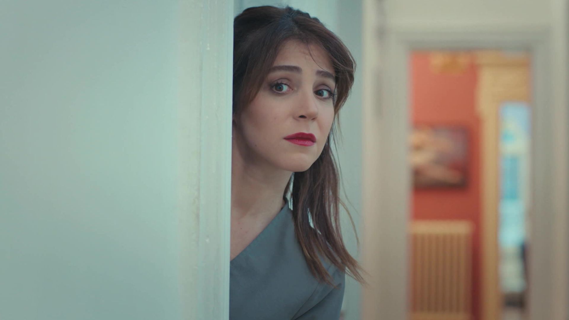 Gokce Eyuboglu (Ceyda) in una scenda de La Forza di una donna 3.