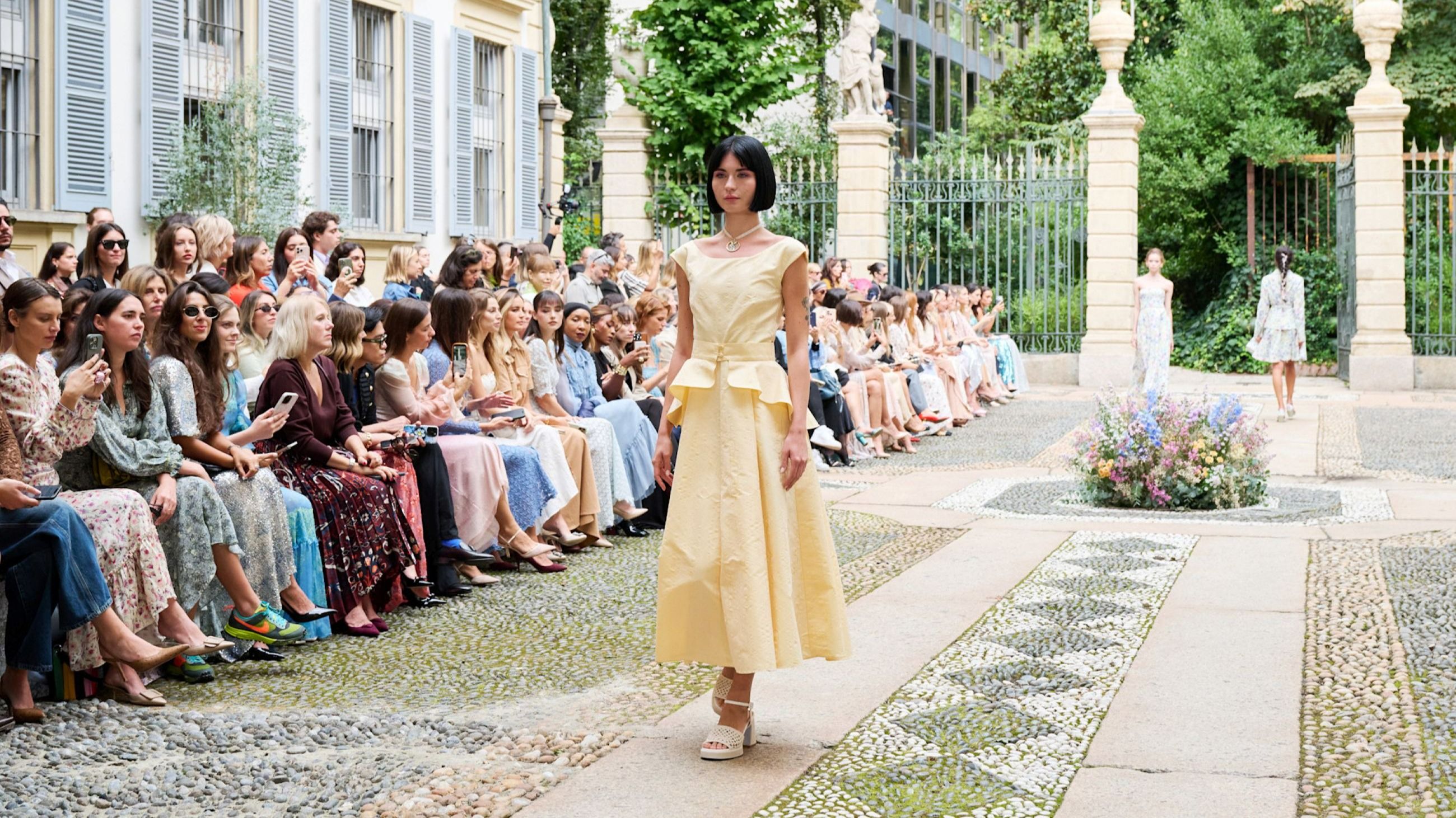 Dalla sfilata PE26 di Luisa Beccaria, un abito con scollo a barchetta e gonna svasata in un giallo pastello che profuma di primavera - Credits: Launchmetrics.com/Spotlight