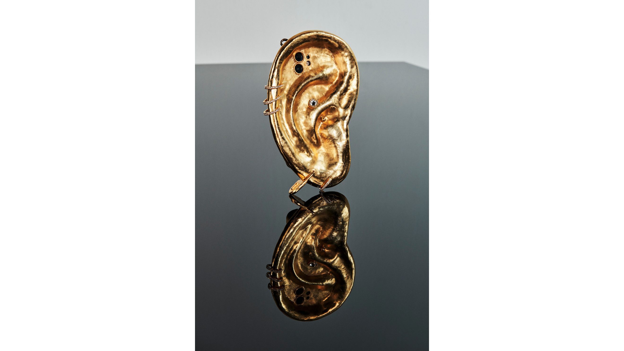 Accessori Schiaparelli ispirati al corpo umano, alla flora e alla fauna - Credits: Launchmetrics.com/Spotlight