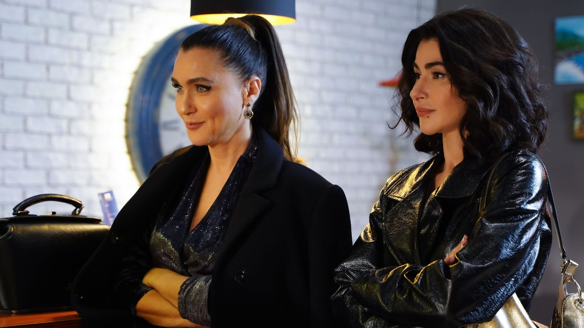 Sevval Sam (Ender) e Nesrin Cavadzade (Sahika) in una scena di Forbidden Fruit 4