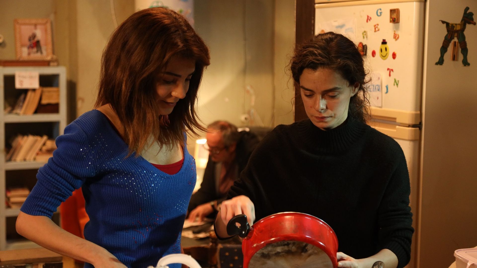 Ozge Ozpirincci (Bahar) e Gokce Eyuboglu (Ceyda) in una scena de La forza di una donna 3