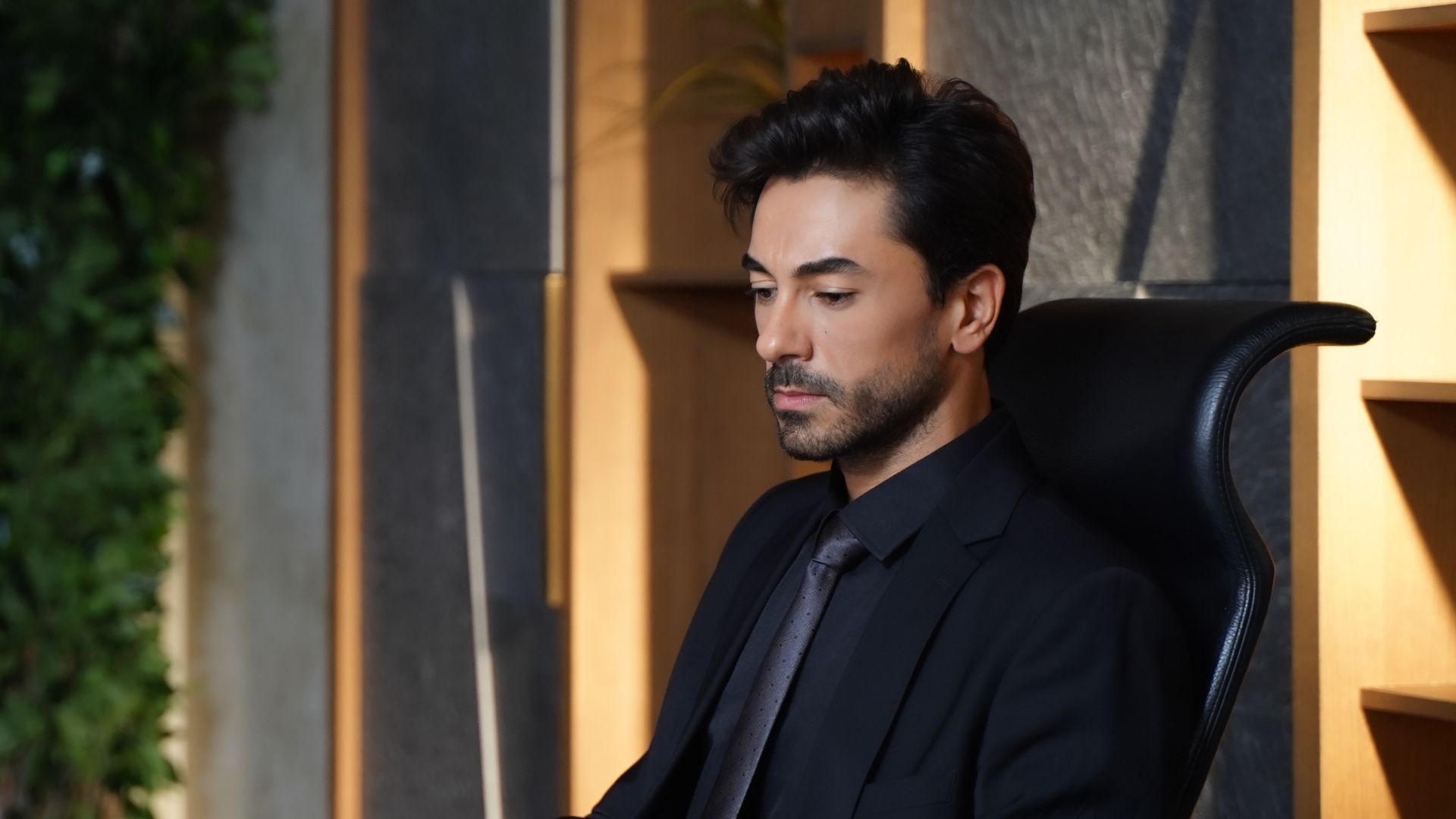 Gokhan Alkan (Kerim) in una scena di Forbidden Fruit 4