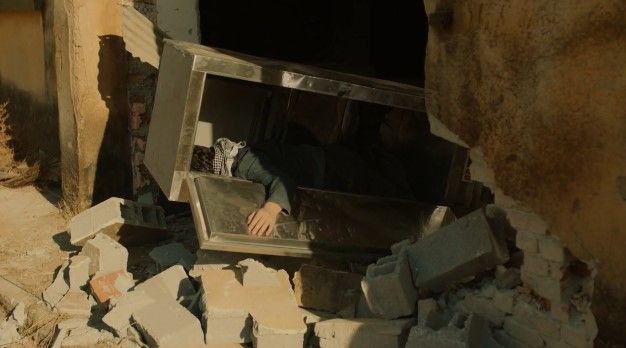 Il momento del ritrovamento del cadavere di Demir, Terra amara