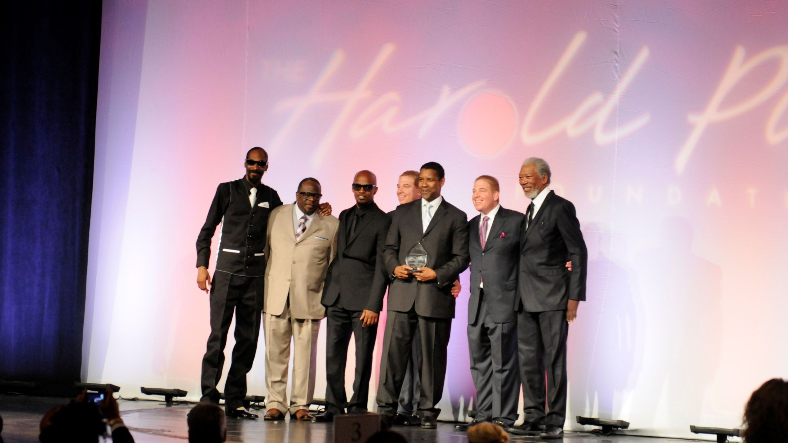 Il cantante Snoop Dogg, il comico Cedric the Entertainer, gli attori Jamie Foxx, Denzel Washington e Morgan Freeman, insieme a Dana Pump e David Pump, sul palco durante la 10ª edizione dell’Harold Pump Foundation Gala – all’interno dell’Hyatt Regency Century Plaza il 12 agosto 2010 a Century City, California - Credits: Getty Images