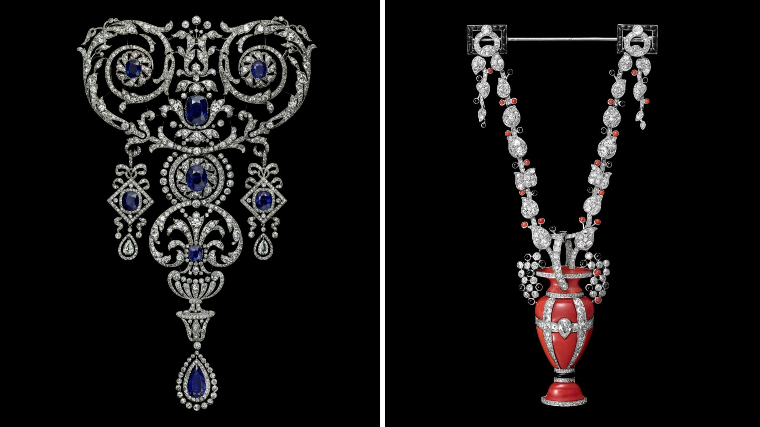 Spilla Stomacher eseguita su ordinazione nel 1907 e realizzata in platino, diamanti, zaffiri – Credits: Vincent Wulveryck, Cartier Collection, Cartier - Sovrintendenza Capitolina ai Beni Culturali; Spilla-pendente eseguita su ordinazione nel 1922 in platino, diamanti, corallo, onice – Credits: Nils Herrmann, Collection Cartier, Cartier