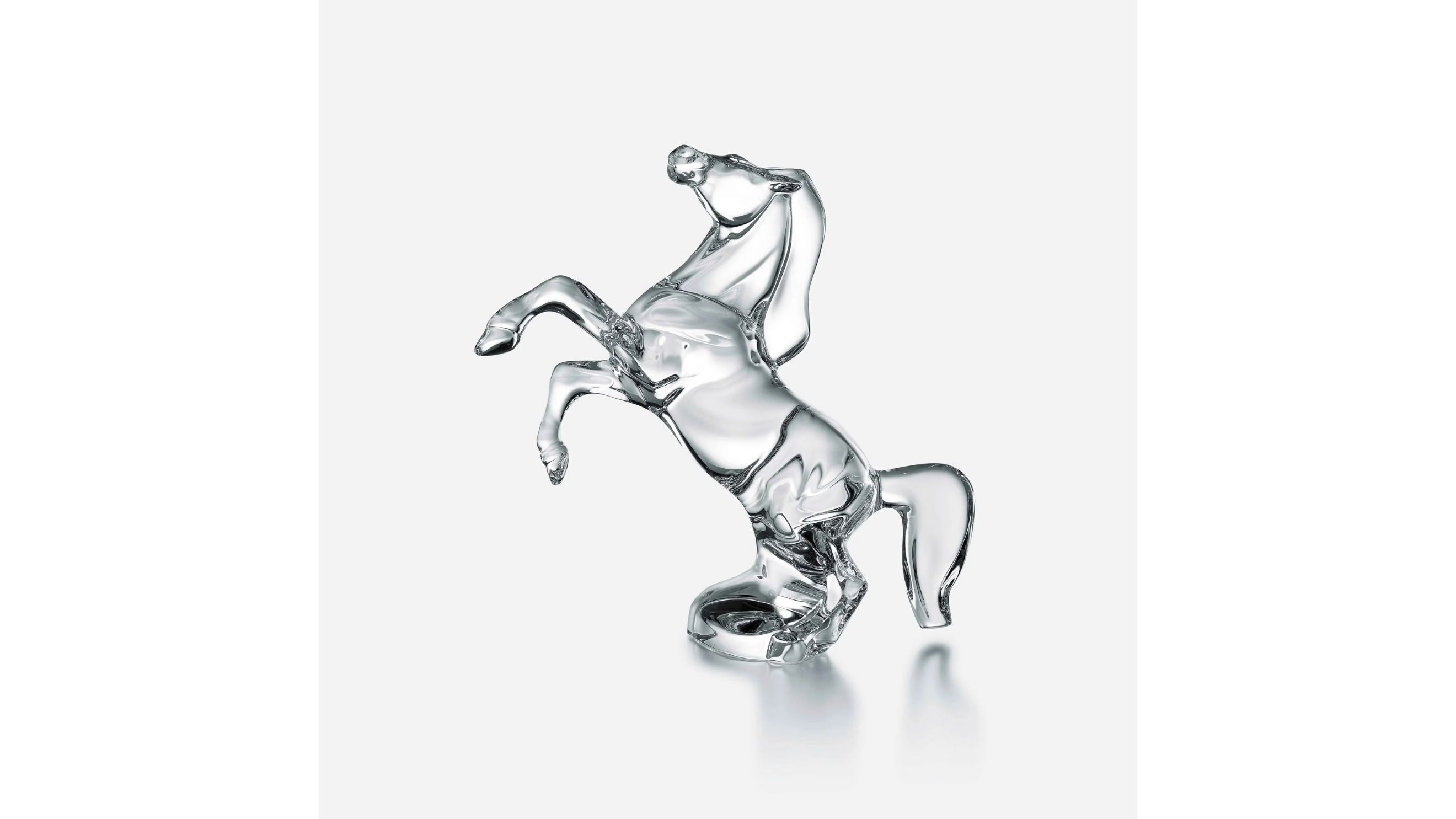 Statuetta in cristallo che ritrae un cavallo imbizzarrito in equilibrio a mezz’aria; Baccarat - Credits: www.baccarat.com