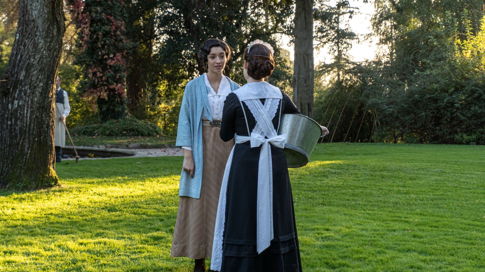 Marta Costa (Angela) e Sara Molina (Maria) in una scena de La Promessa