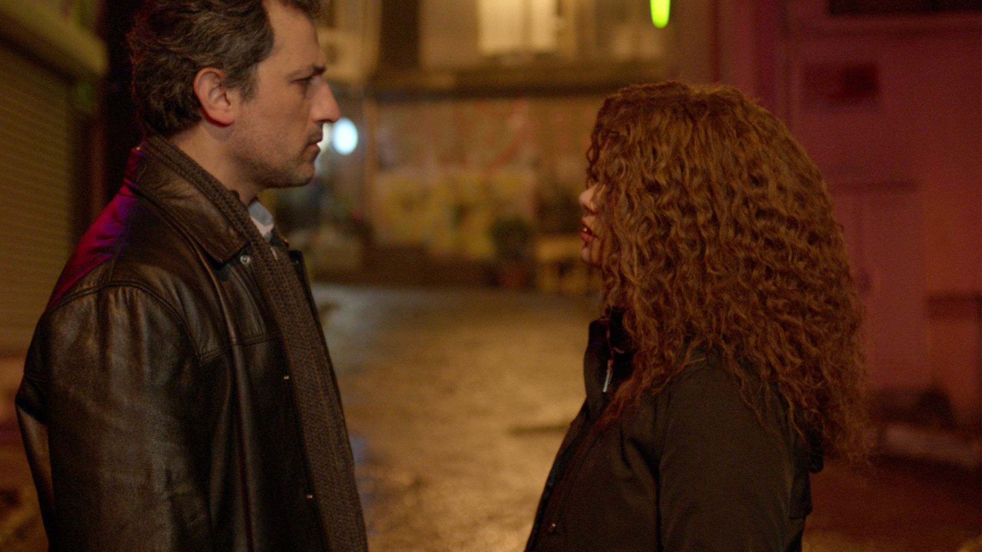 Ali Semi Sefil (Doruk), Seray Kaya (Sirin) in una scena di La forza di una donna