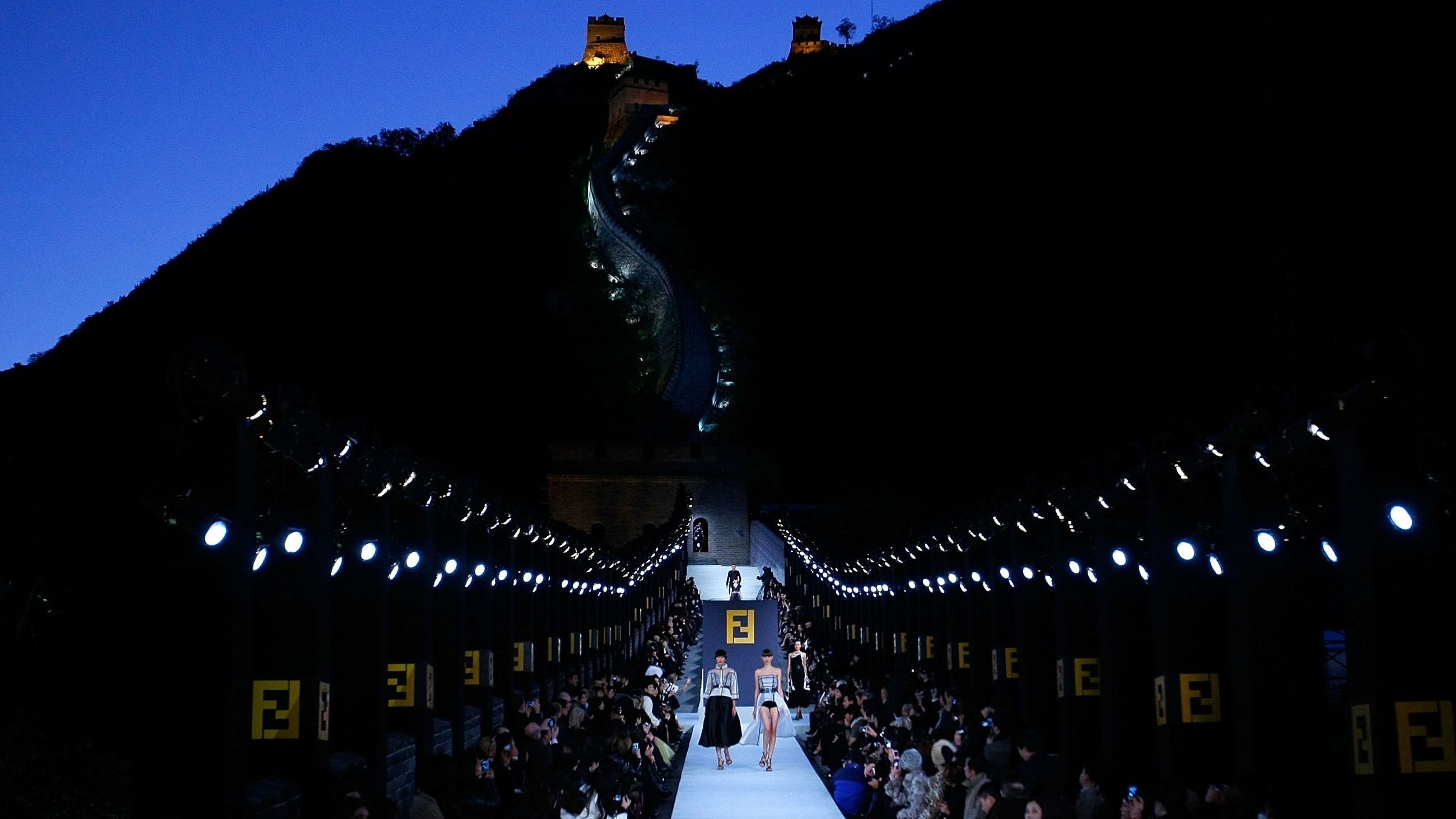 Fendi alla Grande Muraglia Cinese - Credits: Getty Images