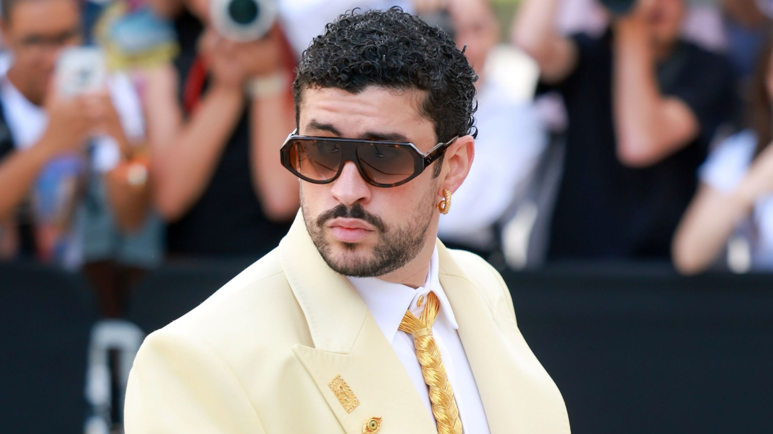 Bad Bunny durante il primo giorno della Settimana della Moda di Parigi – Haute Couture Autunno/Inverno 2026/2027, il 6 luglio 2026 a Parigi, Francia - Credits: Getty Images