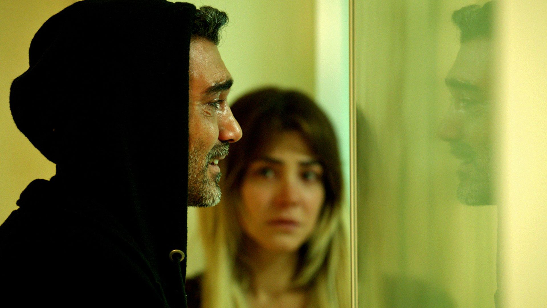 Caner Cindoruk (Sarp Çesmeli) e Gokce Eyubogly (Ceyda) in una scena di La forza di una donna 2