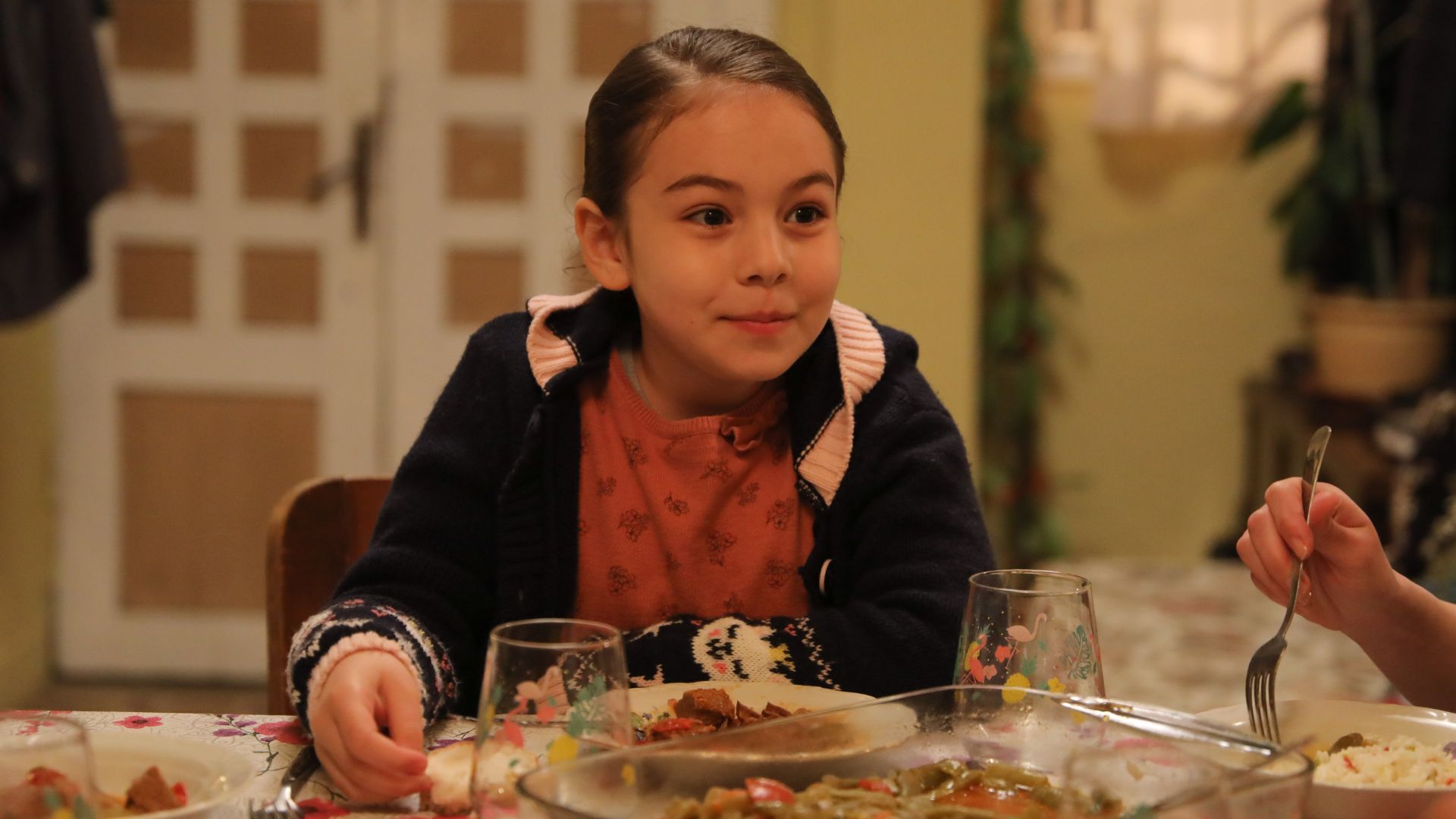 Aylin Akpinar (Emel) in una scena di Tutto per la mia famiglia
