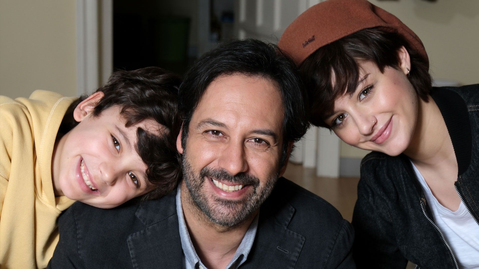 Pietro Serpi (Adriano Cesaroni), Matteo Branciamore (Marco Cesaroni) e Valentina Bivona (Marta Cesaroni) in una scena de I Cesaroni - Il ritorno