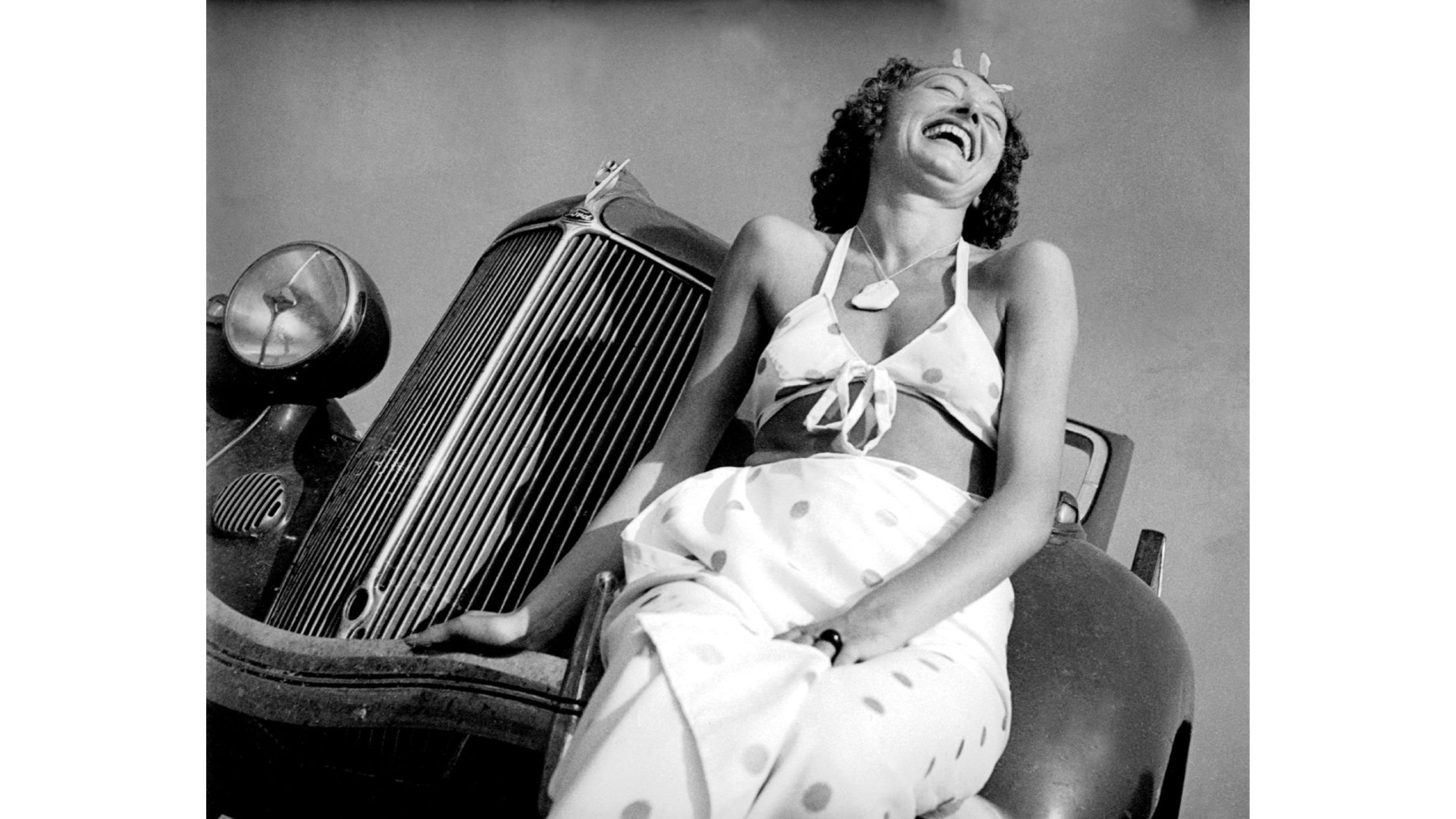 Lee Miller, Nusch Éluard seduta su un'auto, Golfe Juan, France 1937 © Lee Miller Archives, England 2025 - Credits: Courtesy Press Office